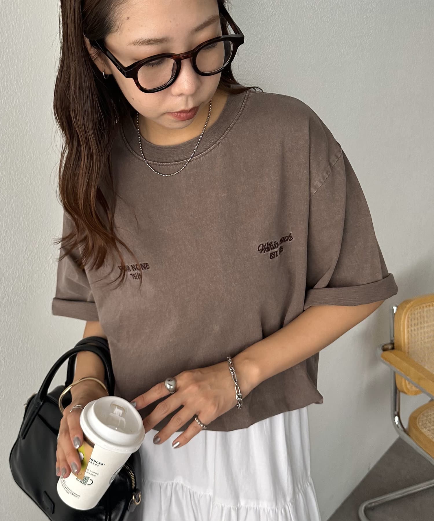ピグメント加工で着るだけでこなれ感のあるTシャツ●デザインヴィンテージ感のあるピグメント加工と、フロントに施されたミニマルな刺繍ロゴがアクセントに。ロゴは両胸にさりげなく配置されており、主張しすぎずこ