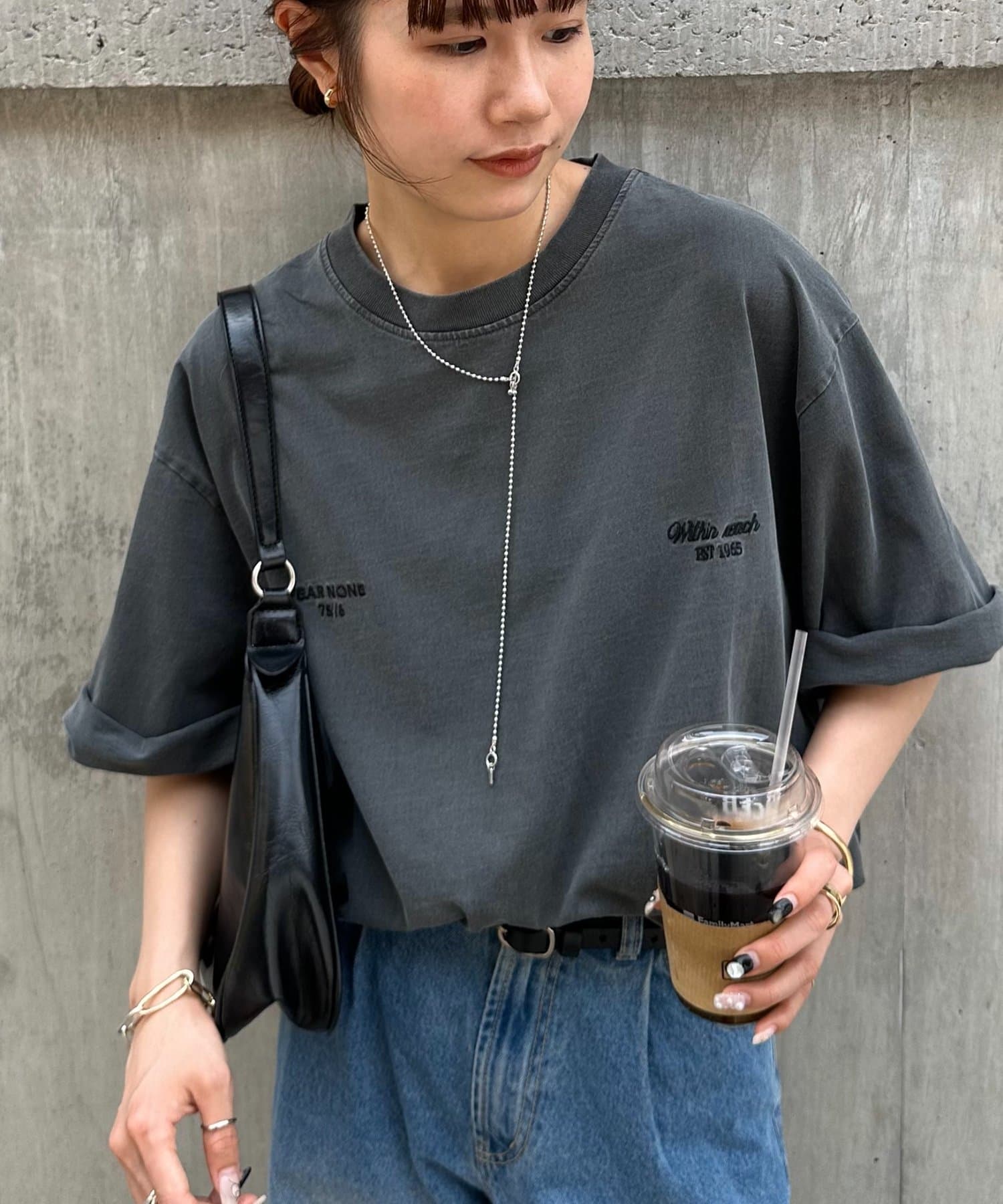 ピグメント加工で着るだけでこなれ感のあるTシャツ●デザインヴィンテージ感のあるピグメント加工と、フロントに施されたミニマルな刺繍ロゴがアクセントに。ロゴは両胸にさりげなく配置されており、主張しすぎずこ