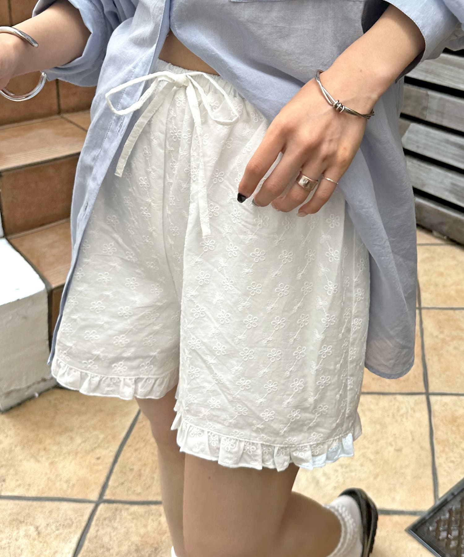 トレンド感たっぷりのレースパンツ●デザイン繊細なフラワー刺繍が全体に施された、フェミニンなショートパンツ。裾のフリルで、トレンド感のある程よい甘さをプラス。ウエストはゴム使用で、リラックスな履き心地で