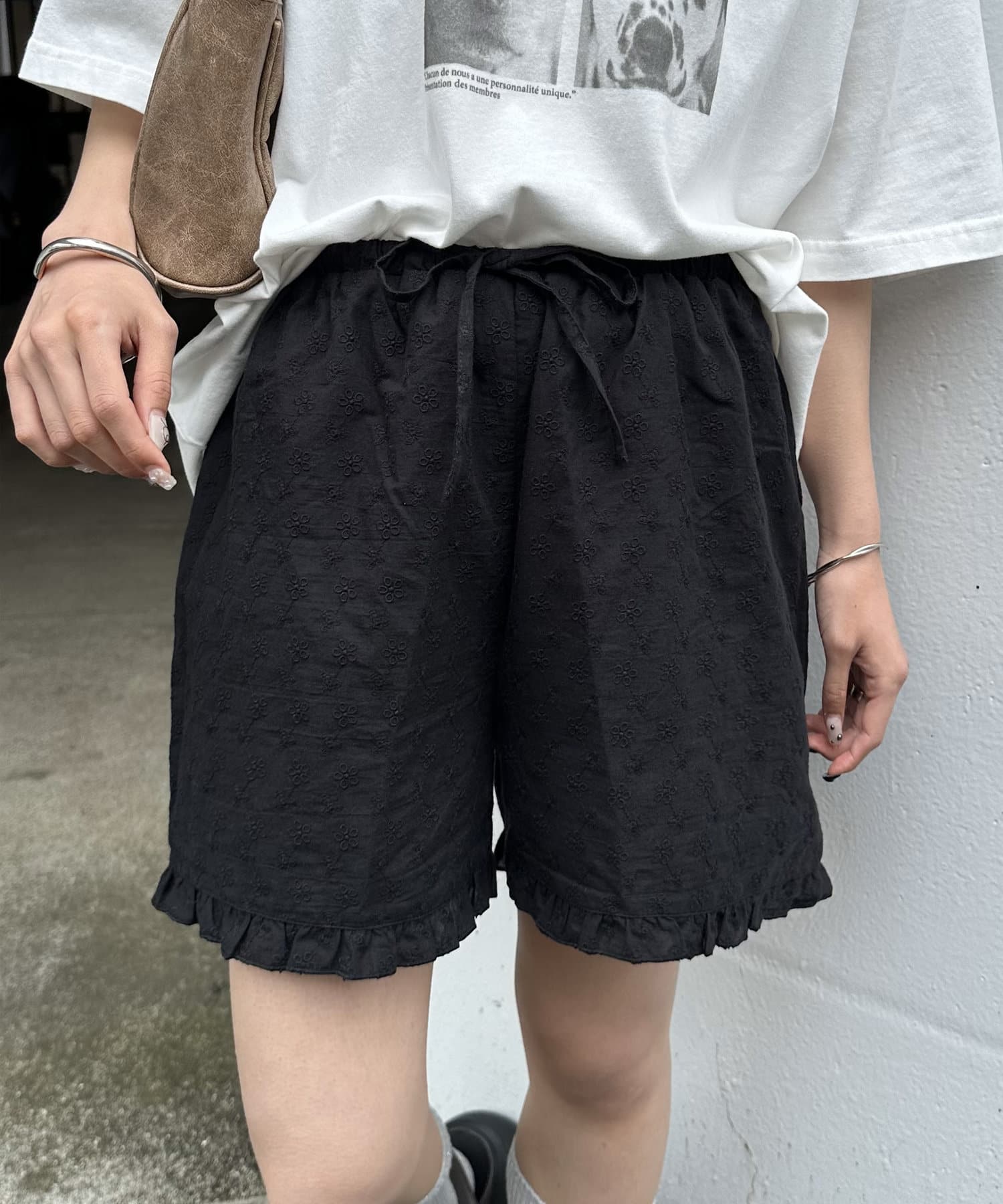 トレンド感たっぷりのレースパンツ●デザイン繊細なフラワー刺繍が全体に施された、フェミニンなショートパンツ。裾のフリルで、トレンド感のある程よい甘さをプラス。ウエストはゴム使用で、リラックスな履き心地で