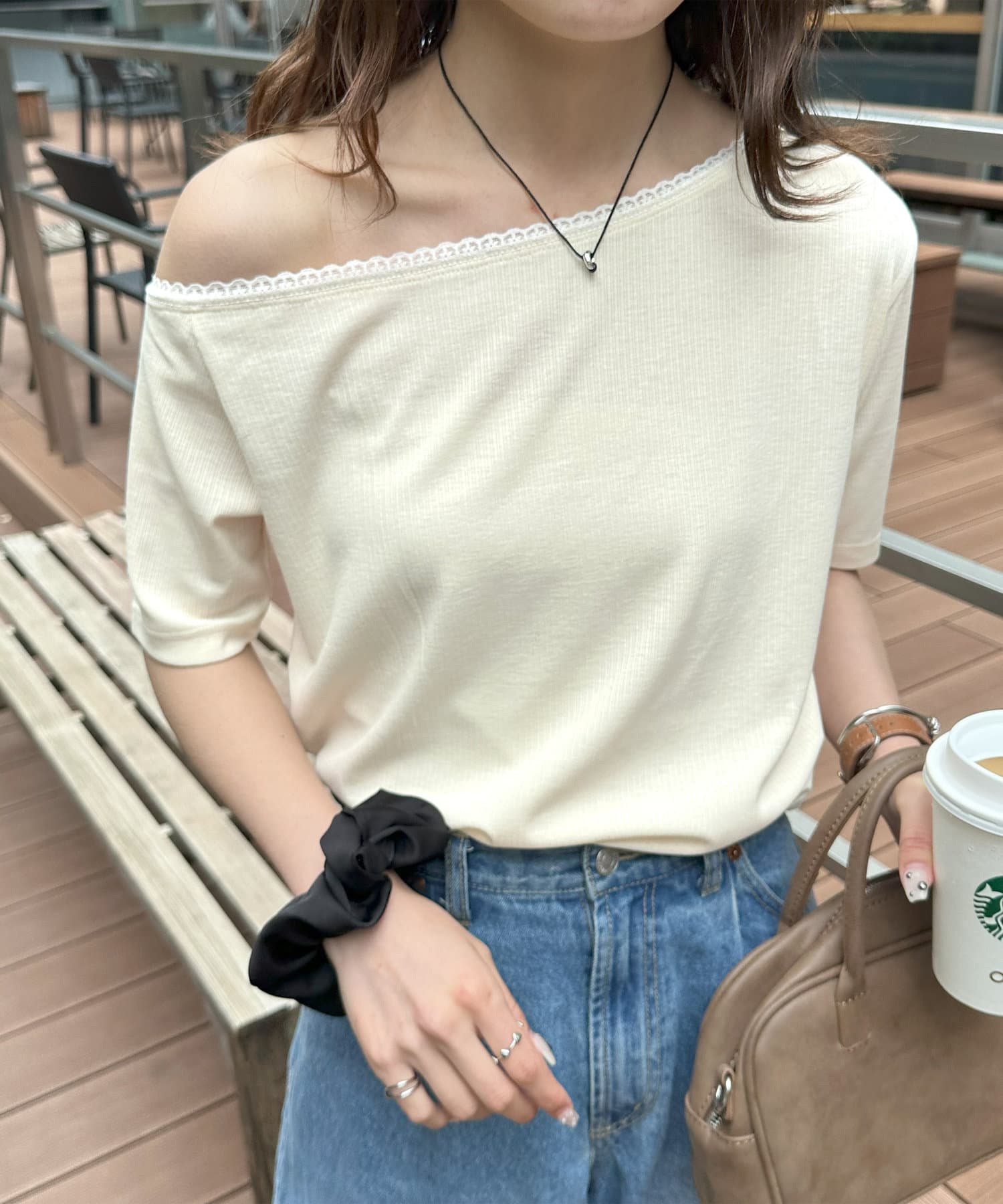 重ね着でも一枚でも。万能デザイントップス●デザイン襟元に施したレースの甘さとリブ素材のカジュアルさ、ワンショルダーの抜け感がこなれ感を演出。ワンショルダーとして綺麗に着用いただけるように、衿ぐりと袖丈