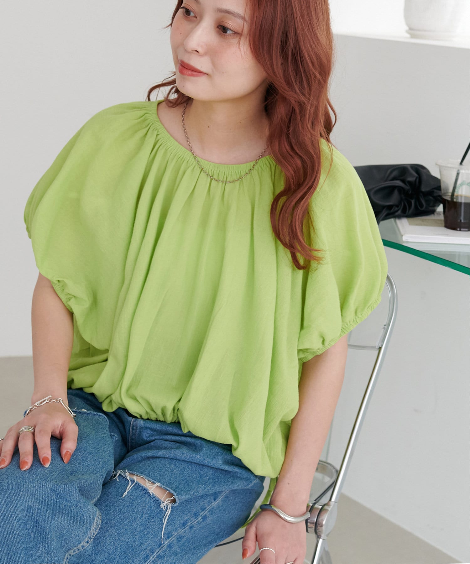 柔らかな雰囲気と女性らしさを引き立てるふんわりシルエットブラウス●デザイン全体にたっぷりと施されたギャザーが自然な立体感と軽やかさを演出し、一枚で華やかな印象に。袖はボリュームのあるバルーンスリーブで