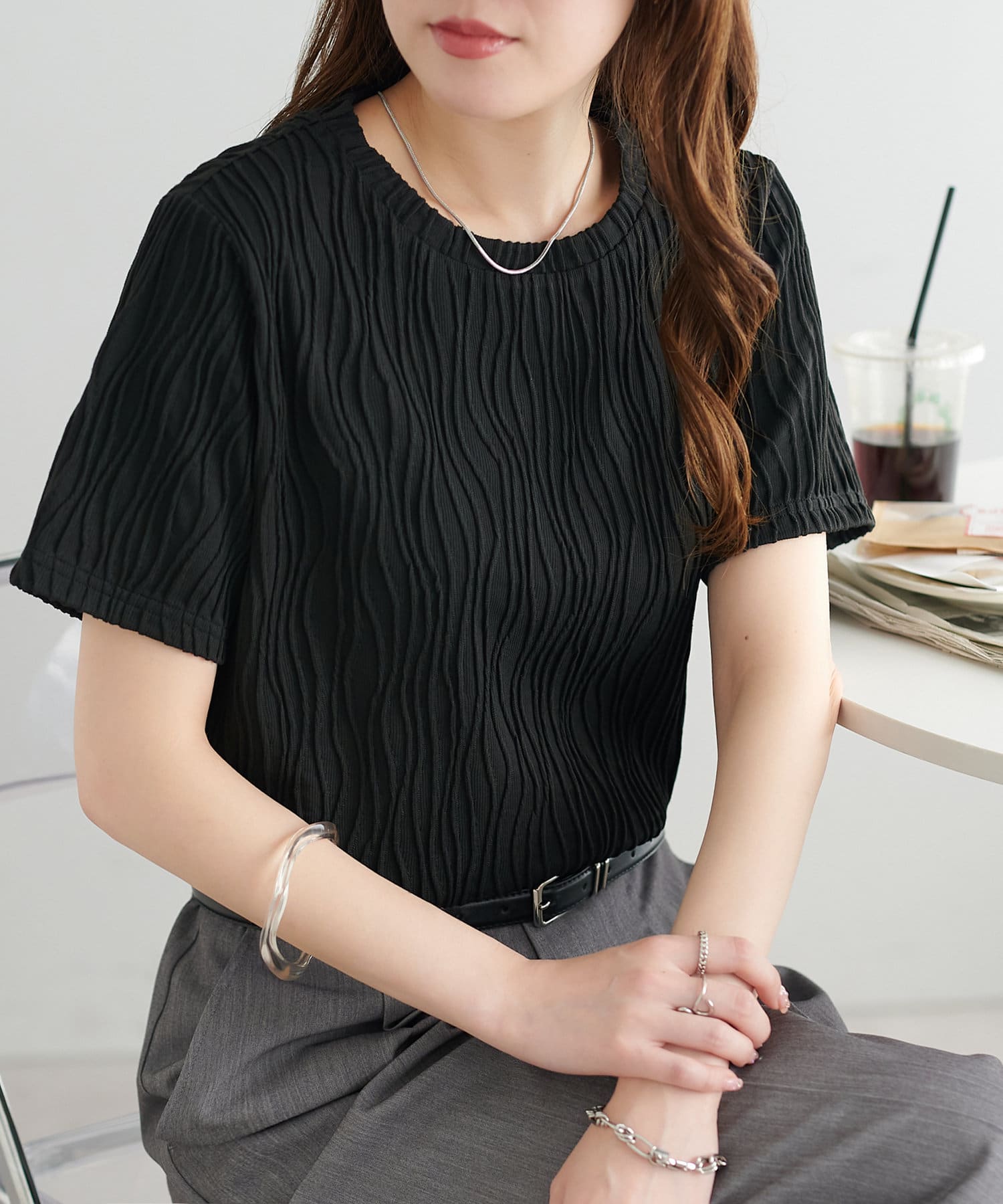 どんなコーデとも楽しめる♪コーデの幅が広がるトップス！！●デザインシンプルなシルエットながらコーデのポイントになるアイテム〇ジャガードのデザインがきれい見えも叶えてくれます。コンパクトすぎず程よいゆと