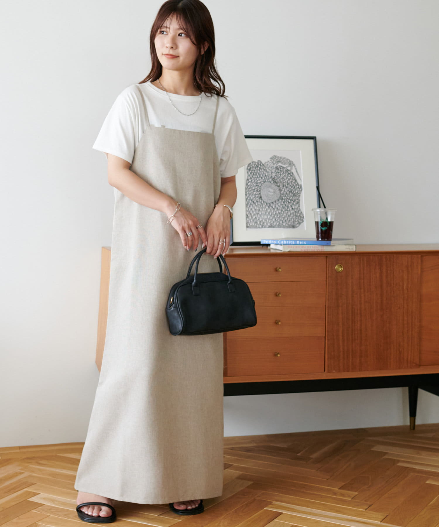 シンプルで着回し力抜群、涼しげで夏にぴったりのキャミワンピース⚫︎デザインすっきりとしたIラインシルエットが魅力のリネンライクキャミワンピース。華奢なストラップとややスクエアなネックラインが上品な印象