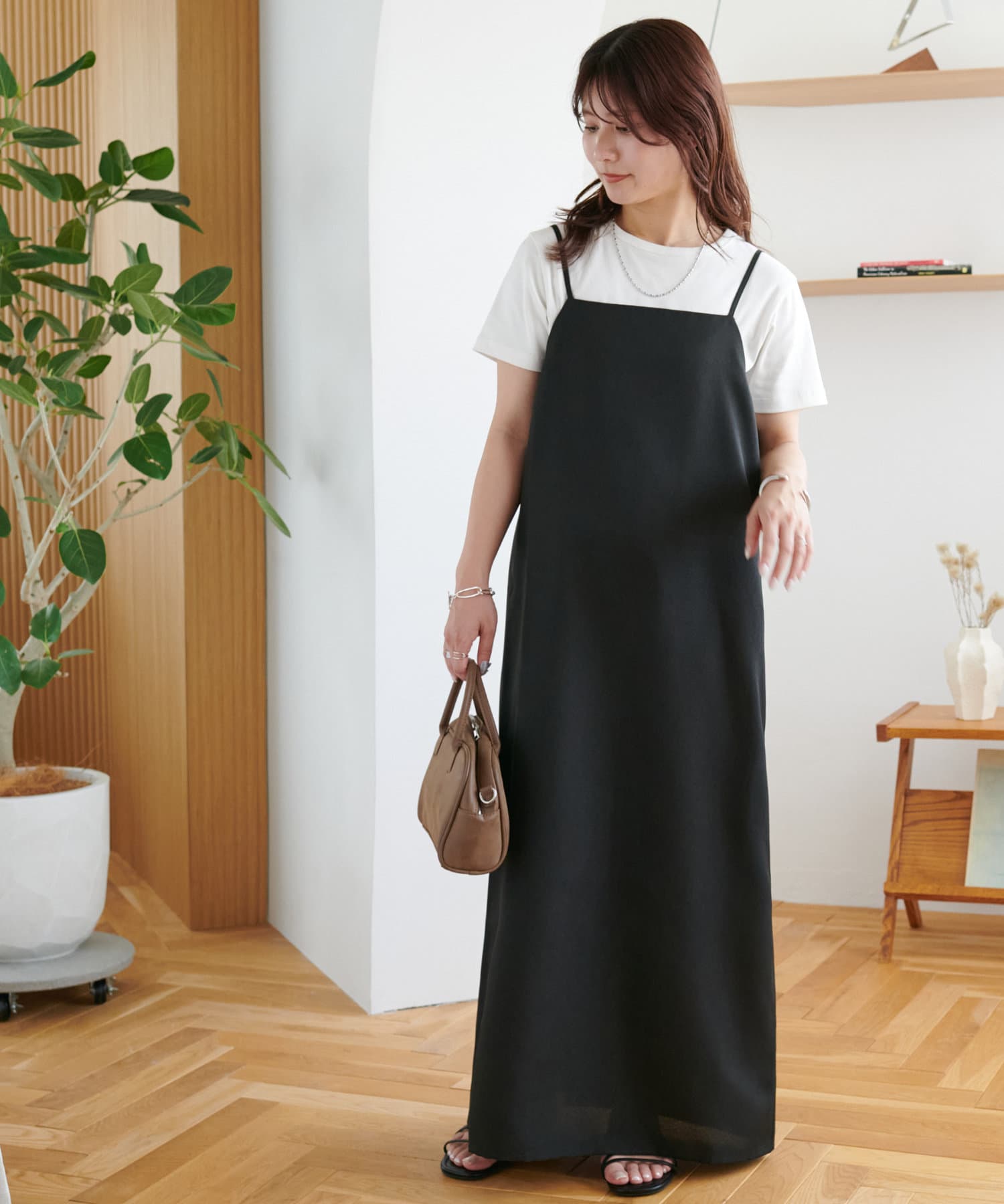 シンプルで着回し力抜群、涼しげで夏にぴったりのキャミワンピース⚫︎デザインすっきりとしたIラインシルエットが魅力のリネンライクキャミワンピース。華奢なストラップとややスクエアなネックラインが上品な印象