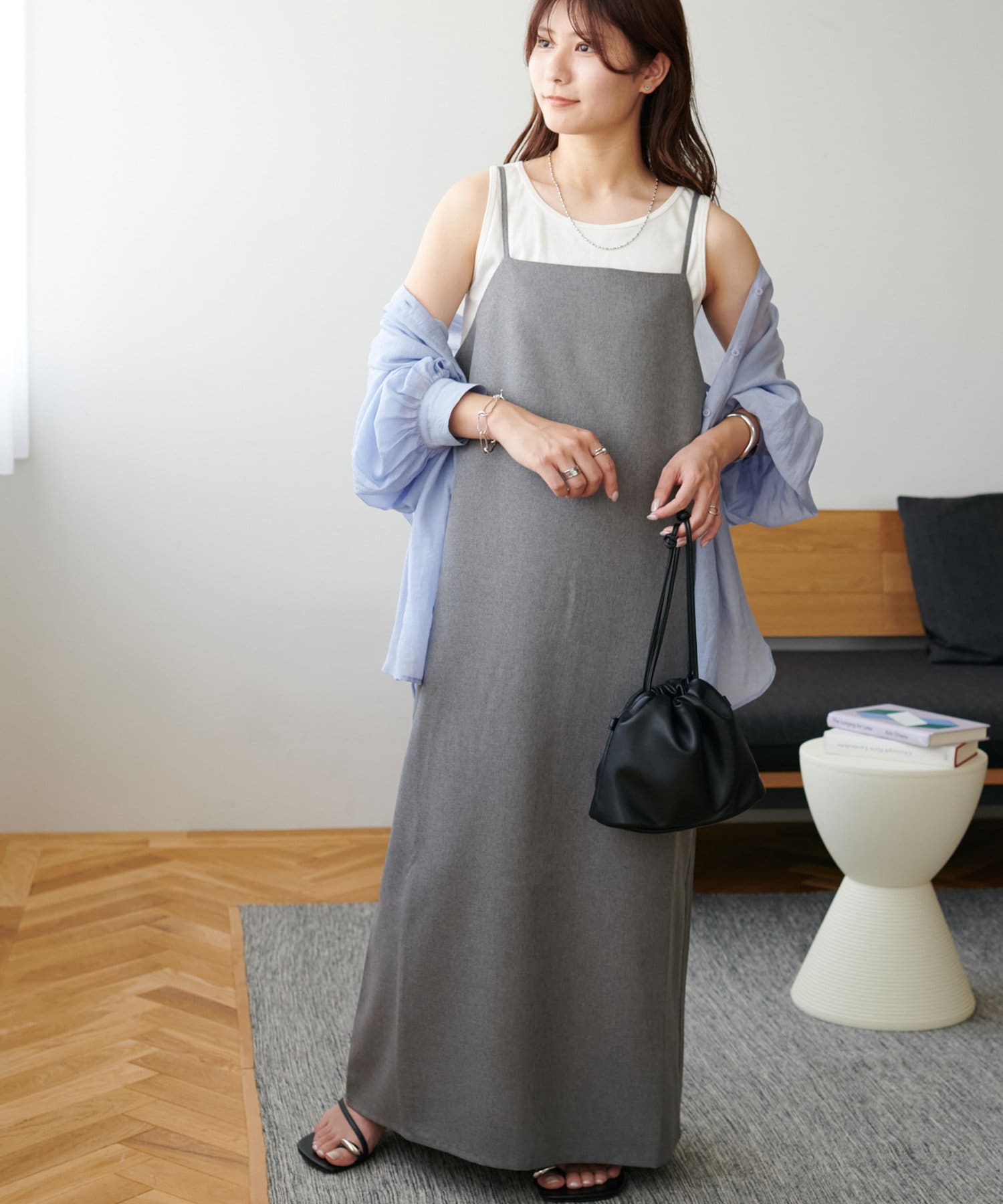 シンプルで着回し力抜群、涼しげで夏にぴったりのキャミワンピース⚫︎デザインすっきりとしたIラインシルエットが魅力のリネンライクキャミワンピース。華奢なストラップとややスクエアなネックラインが上品な印象