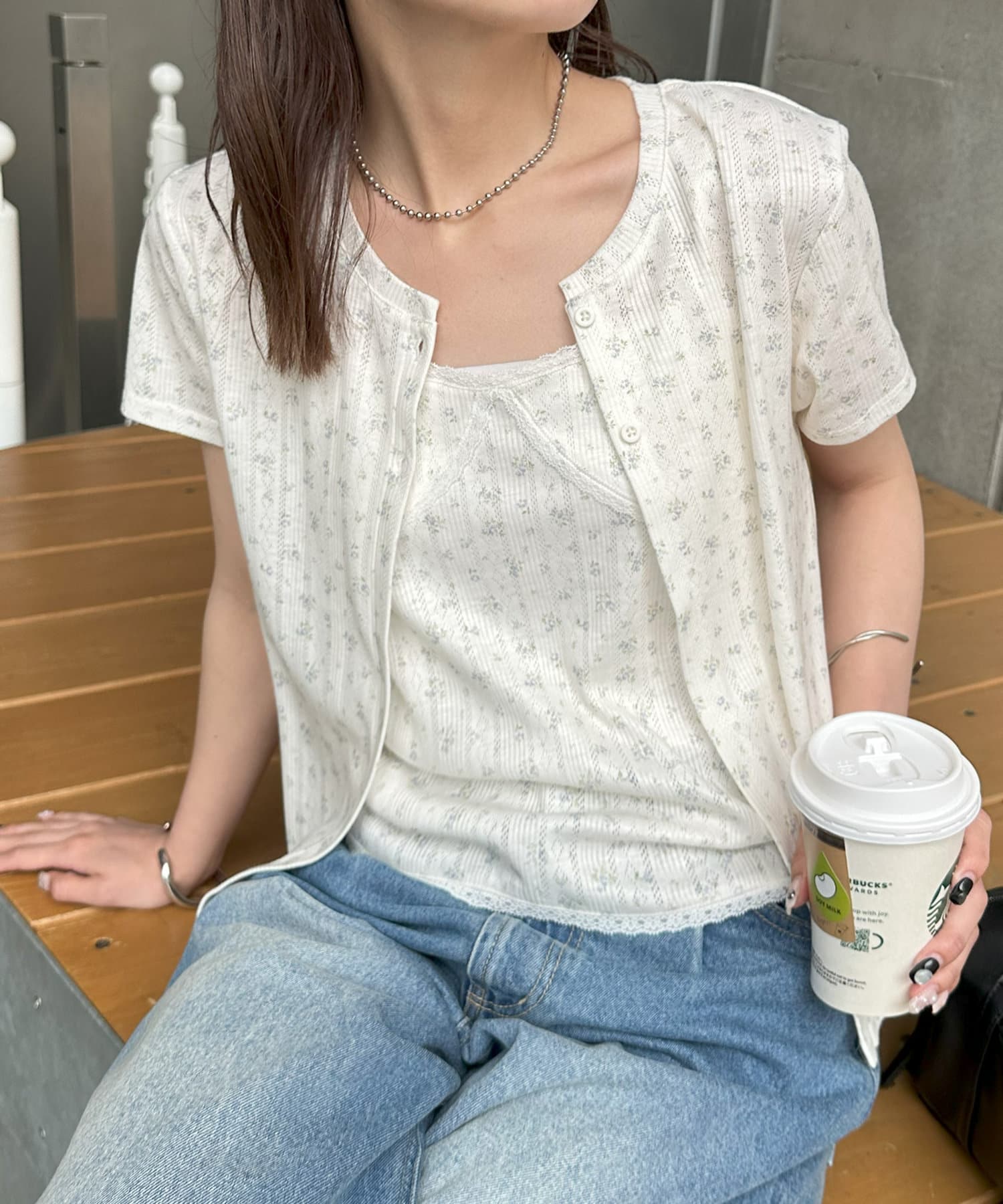 ふんわりと優しい印象の小花柄アンサンブル●デザインカーディガンとキャミソールのセットで、着こなし方は自由自在です。それぞれ単品でも着回せるので、お手持ちのアイテムとのコーディネートも楽しめます。 カー