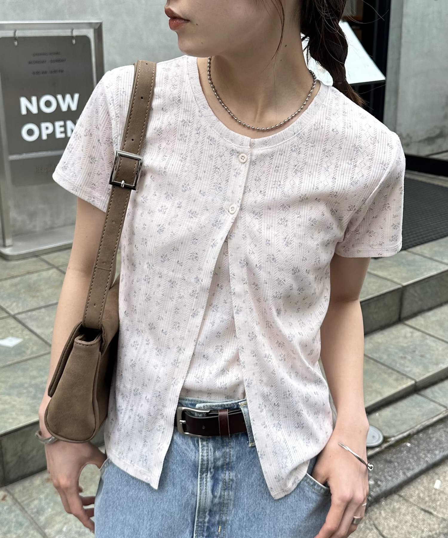 ふんわりと優しい印象の小花柄アンサンブル●デザインカーディガンとキャミソールのセットで、着こなし方は自由自在です。それぞれ単品でも着回せるので、お手持ちのアイテムとのコーディネートも楽しめます。 カー