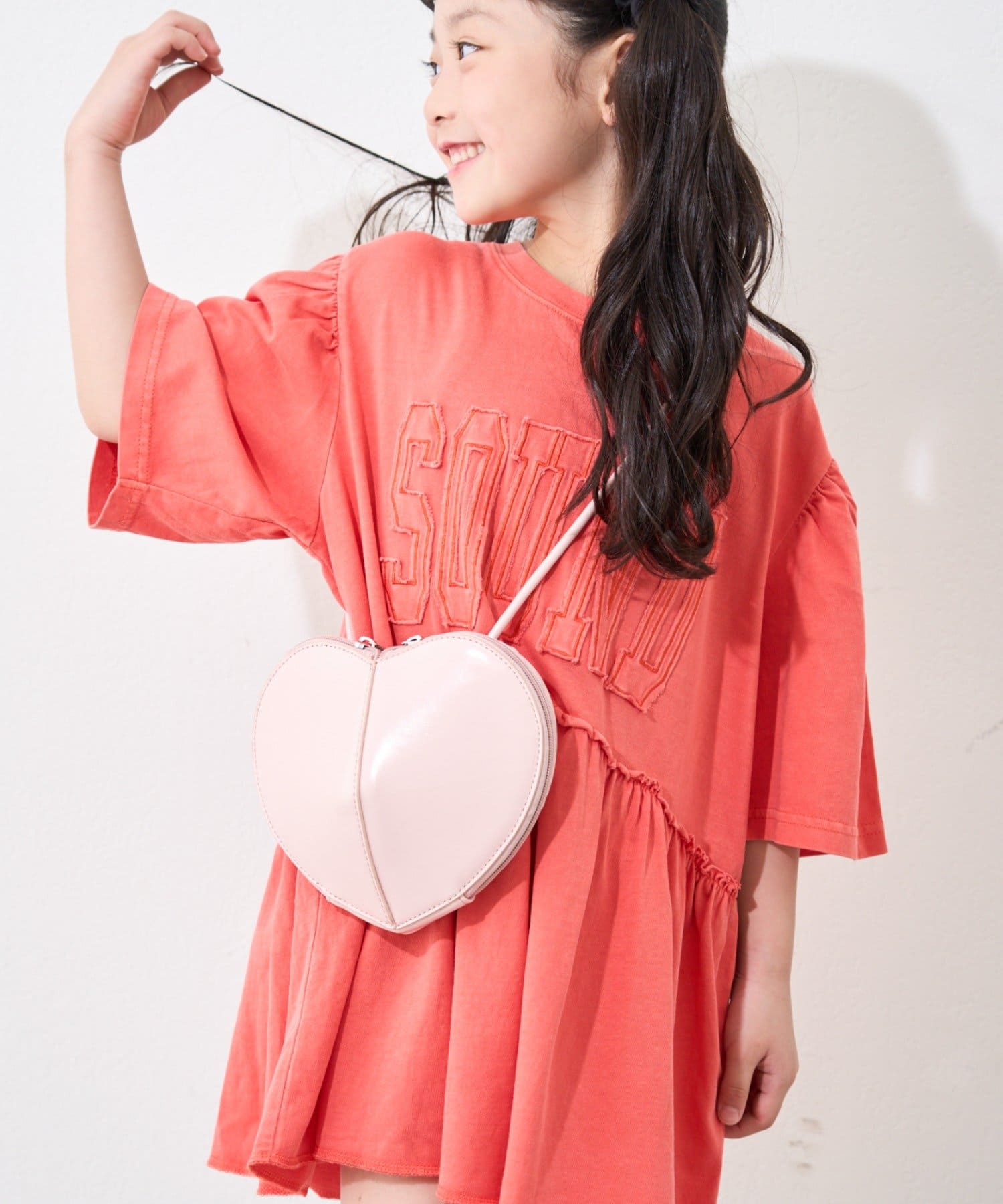 ふわっとシルエットがかわいい♡さりげないロゴが魅力のミニワンピース■デザインピグメント加工を施し、ヴィンテージライクな雰囲気に！袖がさりげなくパフスリーブになっているので、女の子らしさをプラスしてくれ