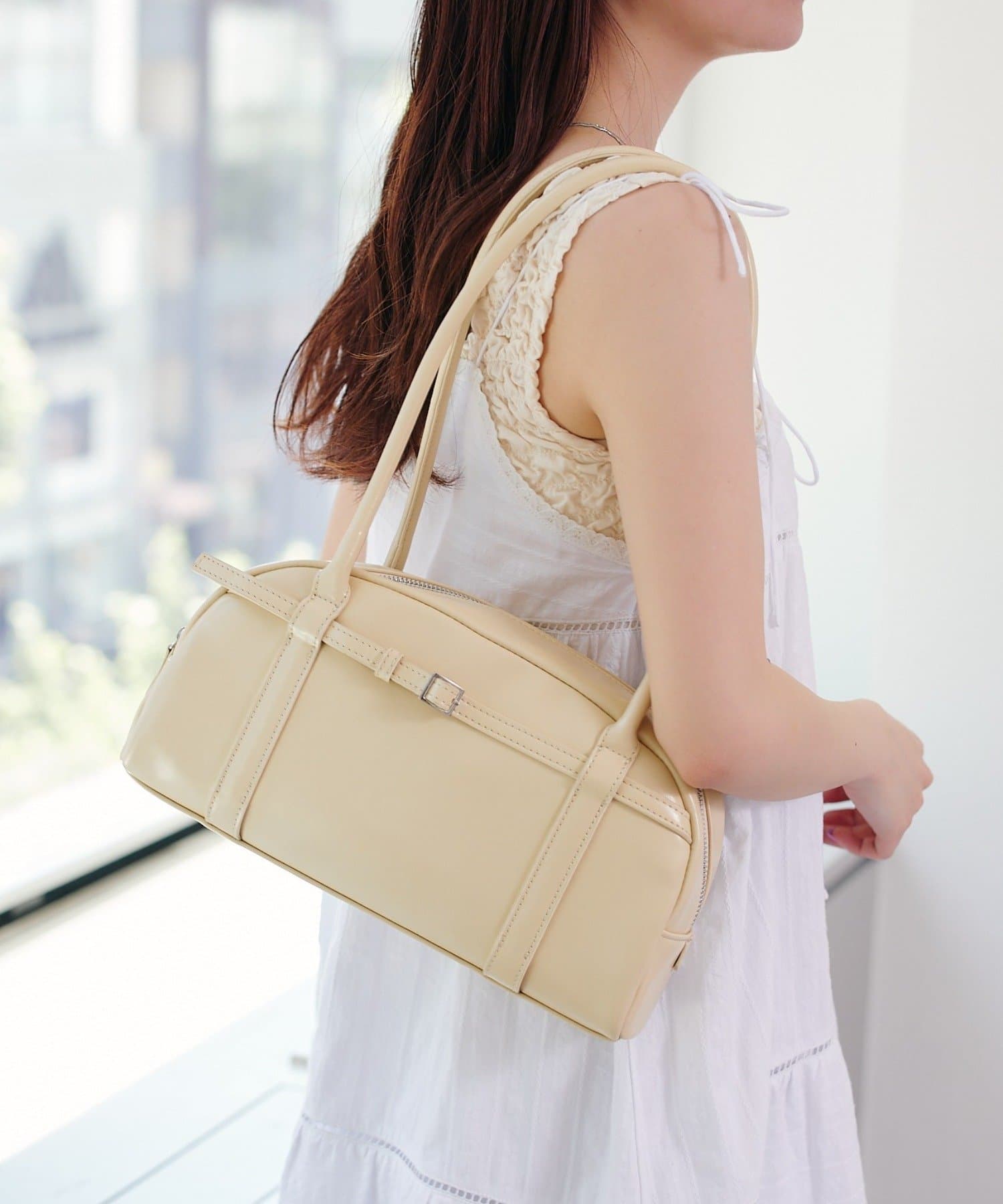ミニベルトがアクセントに、ベルト付ボストンBAG※ブラック・レモンイエロー：PUレザー　ブラウン：フェイクスエード ■デザイン丸みのあるシルエットが女性らしさを引き立てる、ボストンバック。肩掛けできる