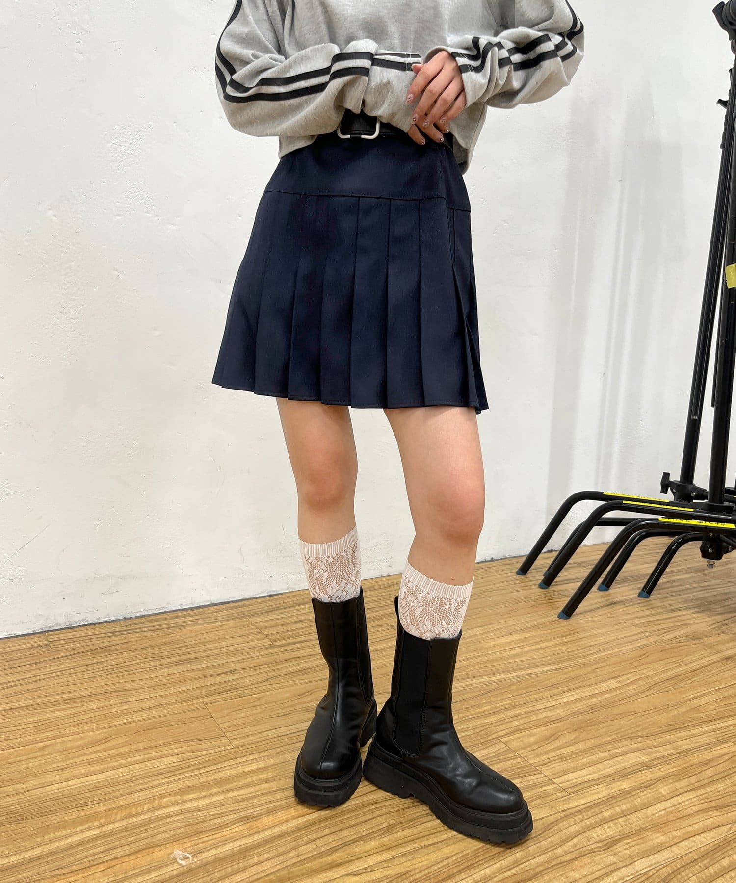 韓国ストリートスタイルに！トレンドのデニム、レザー素材を使用したプリーツミニスカート◎■デザイン•プリーツのデザインとボックスシルエットのシルエットがポイントのミニスカート。•素材はレザー、デニム、T