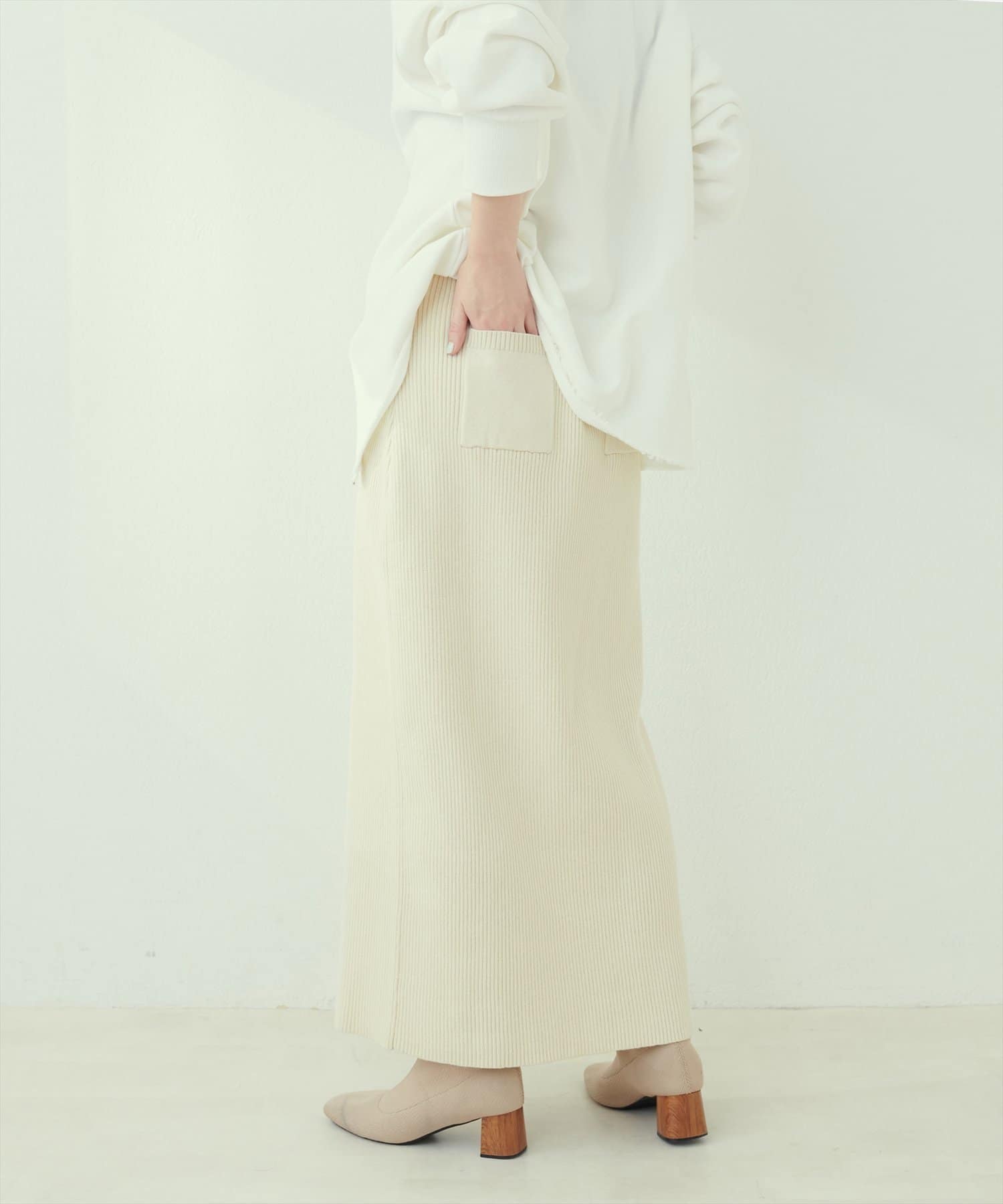 【2025SS natural couture】すっきりとしたラインでトップスを選ばないリブニットスカート■DesignIラインシルエットが華奢見えを叶えるリブニットスカート。タイト過ぎずボディライン