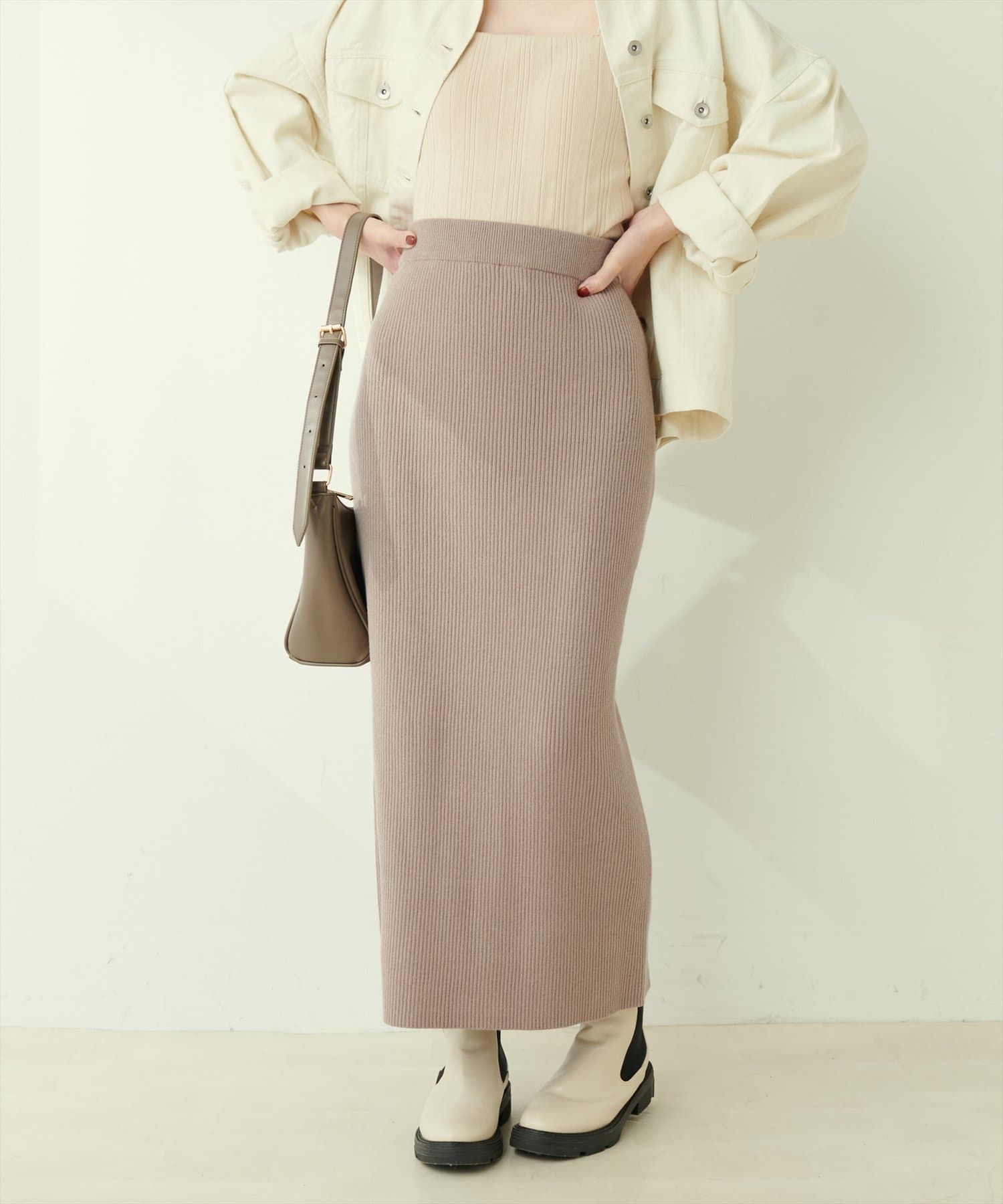 【2025SS natural couture】すっきりとしたラインでトップスを選ばないリブニットスカート■DesignIラインシルエットが華奢見えを叶えるリブニットスカート。タイト過ぎずボディライン