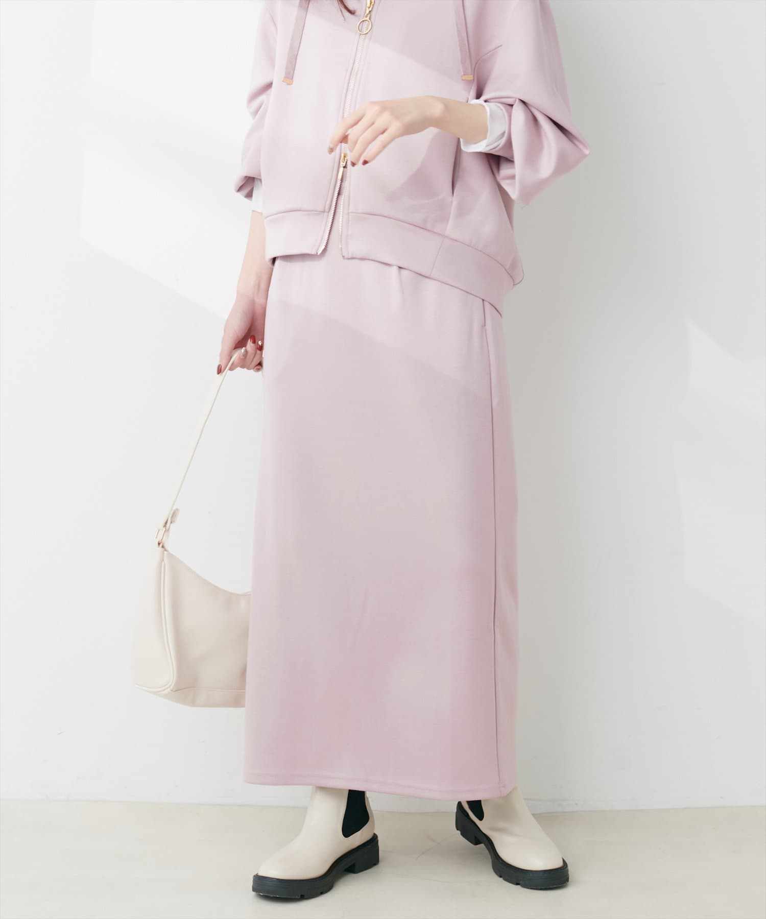 【2025SS natural couture】肌触り抜群なふわもちナロースカート■Design滑らかでもっちりとした素材が特徴のナロースカート。下にストンと落ちるIラインで身体のラインを拾いすぎない