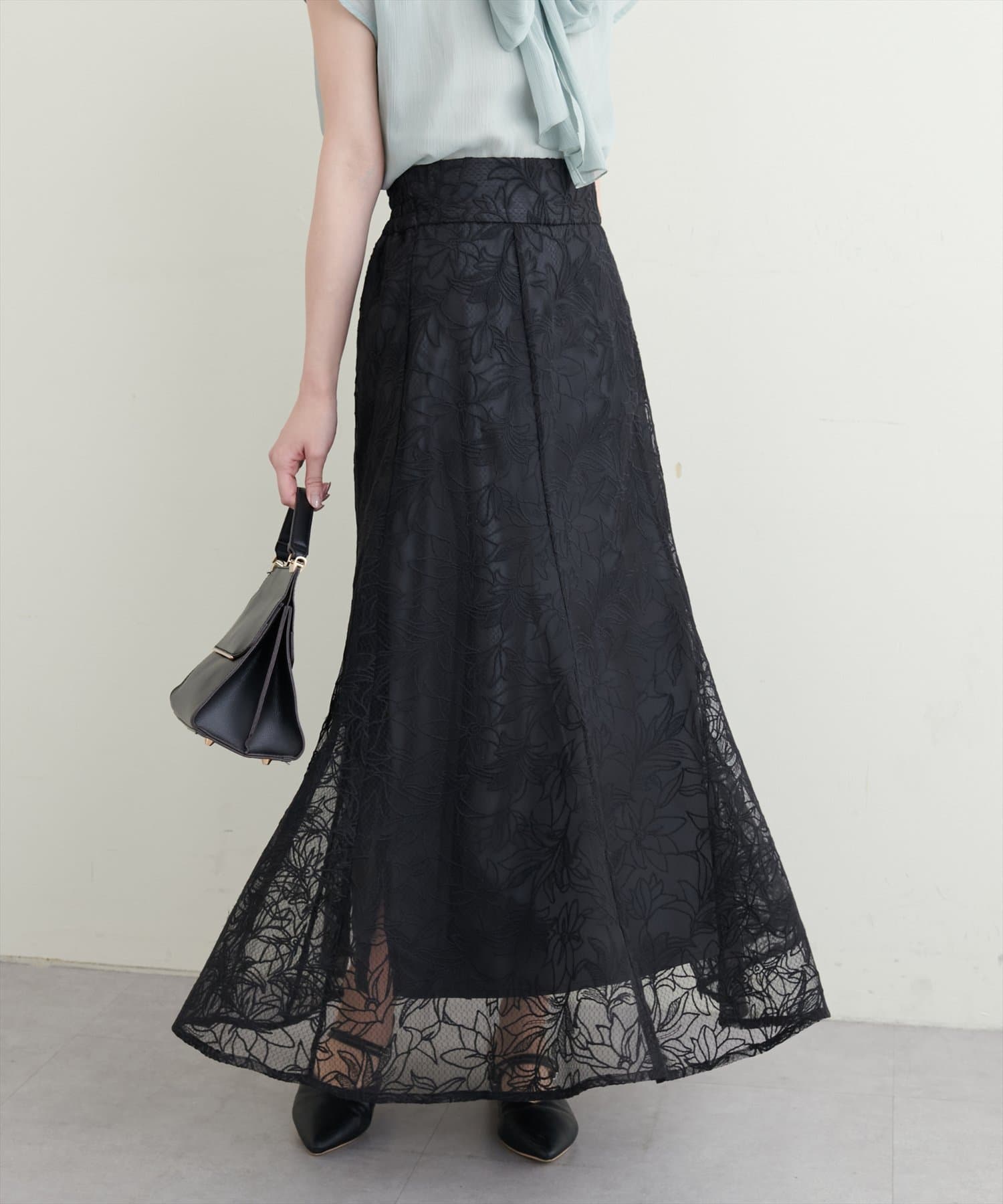 【2025SS natural couture】お仕事に使いやすいレーススカート■Design　少しハリのある素材に花柄刺繍を施したデザインが高見えな一枚。くすみカラーなので甘すぎない雰囲気にしてくれ