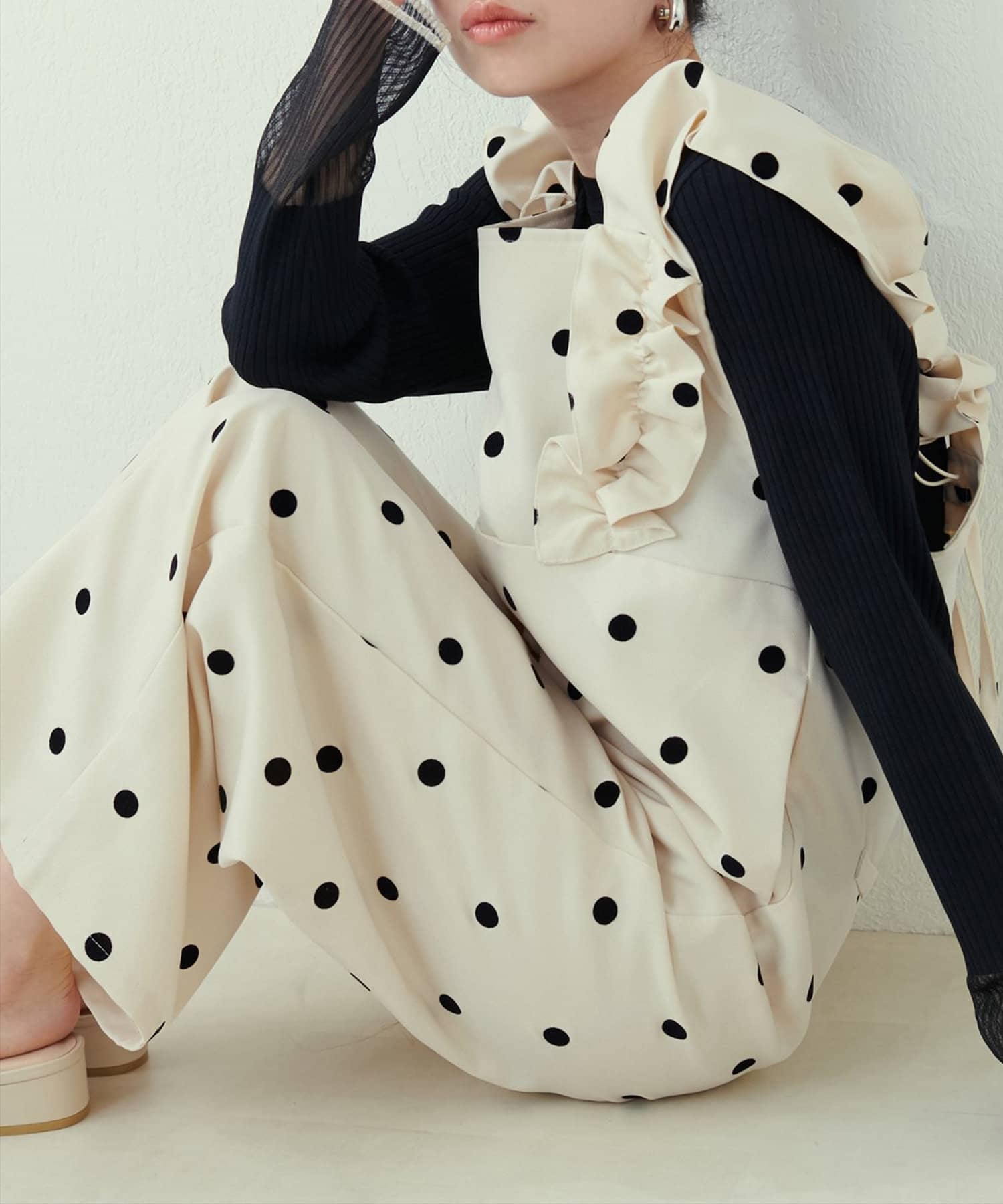 【2025SS natural couture】スマートなパンツラインに肩ヒモフリルで遊び心の効いた1枚■Design　肩ヒモにあしらわれたフリルがフェミニンで印象的なオールインワン。背面とウエストに