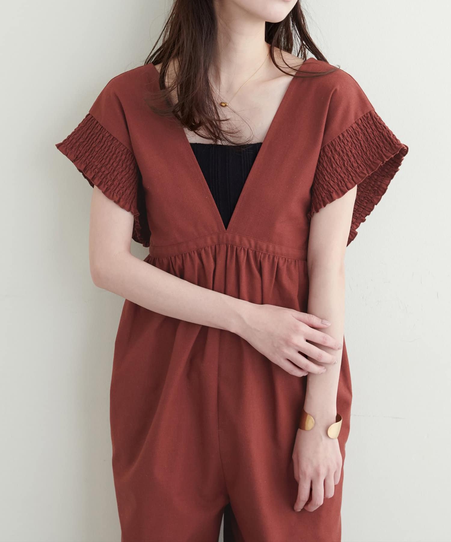【2025SS natural couture】大人のリラックスコーデ■Design肩にあしらわれたシャーリングがフェミニンで印象的なオールインワン。身頃はコンパクトで、胸下切り替えなので脚長効果抜群