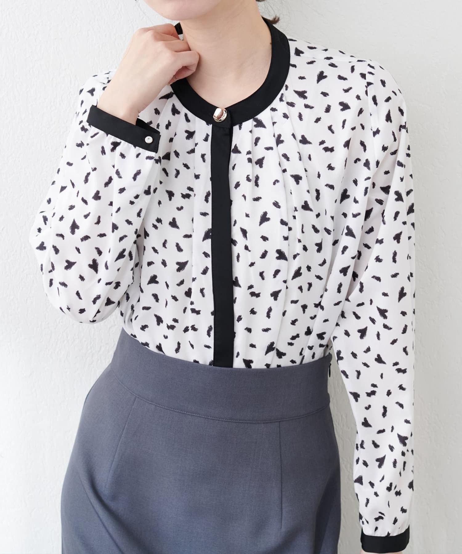 【2025SS natural couture】お仕事にもデイリーにも着まわせるタックブラウス■Design衿元、前立て、袖口に施された配色が目を引き、タックデザインできちんと感をプラスした華やかブラ