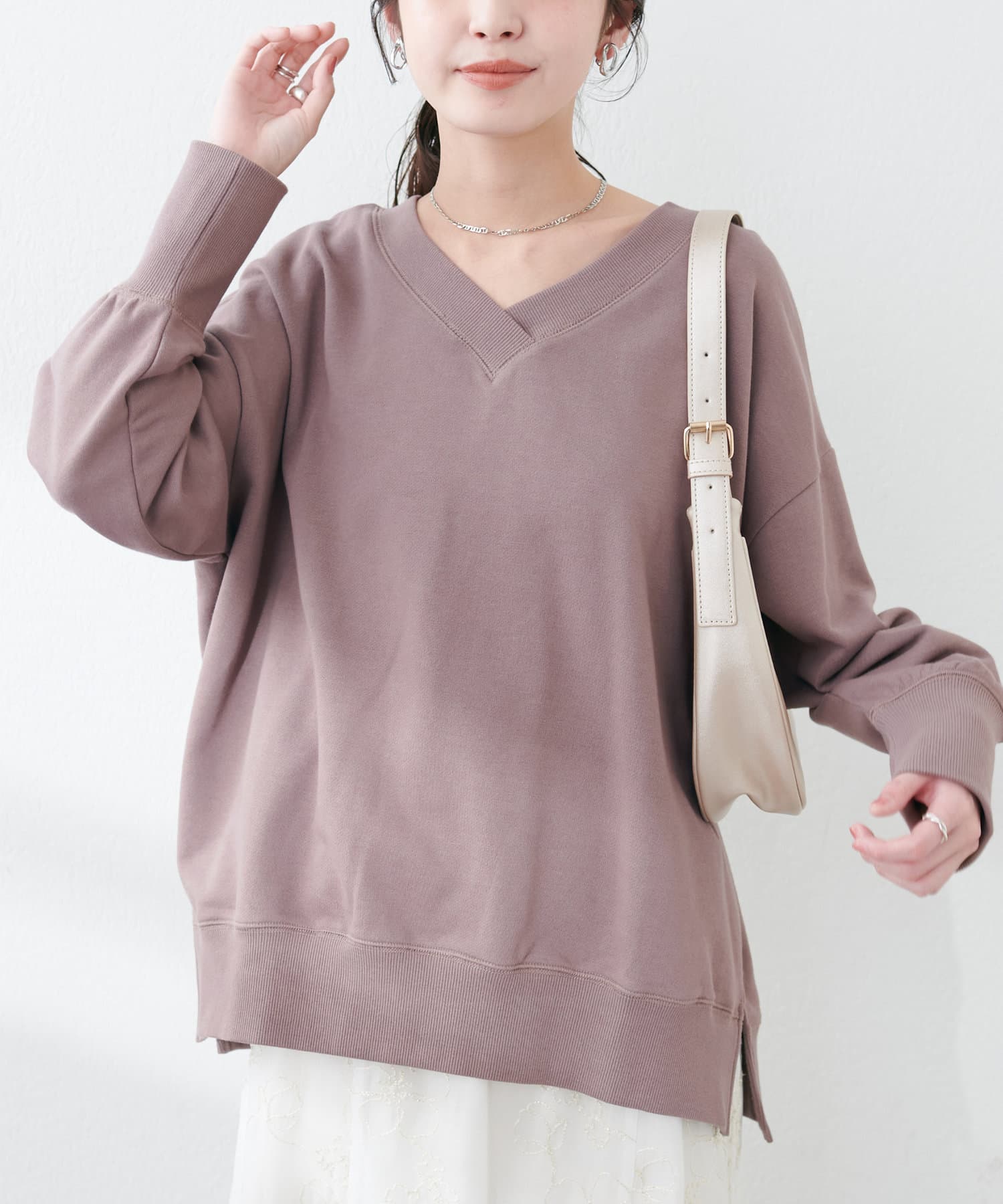 NICE CLAUP / OLIVE des OLIVE OUTLET(ナイスクラップ  / オリーブ デ オリーブ アウトレット) 【natural couture】Web限定 /【ako】スリット付きVネック裏毛プルオーバー