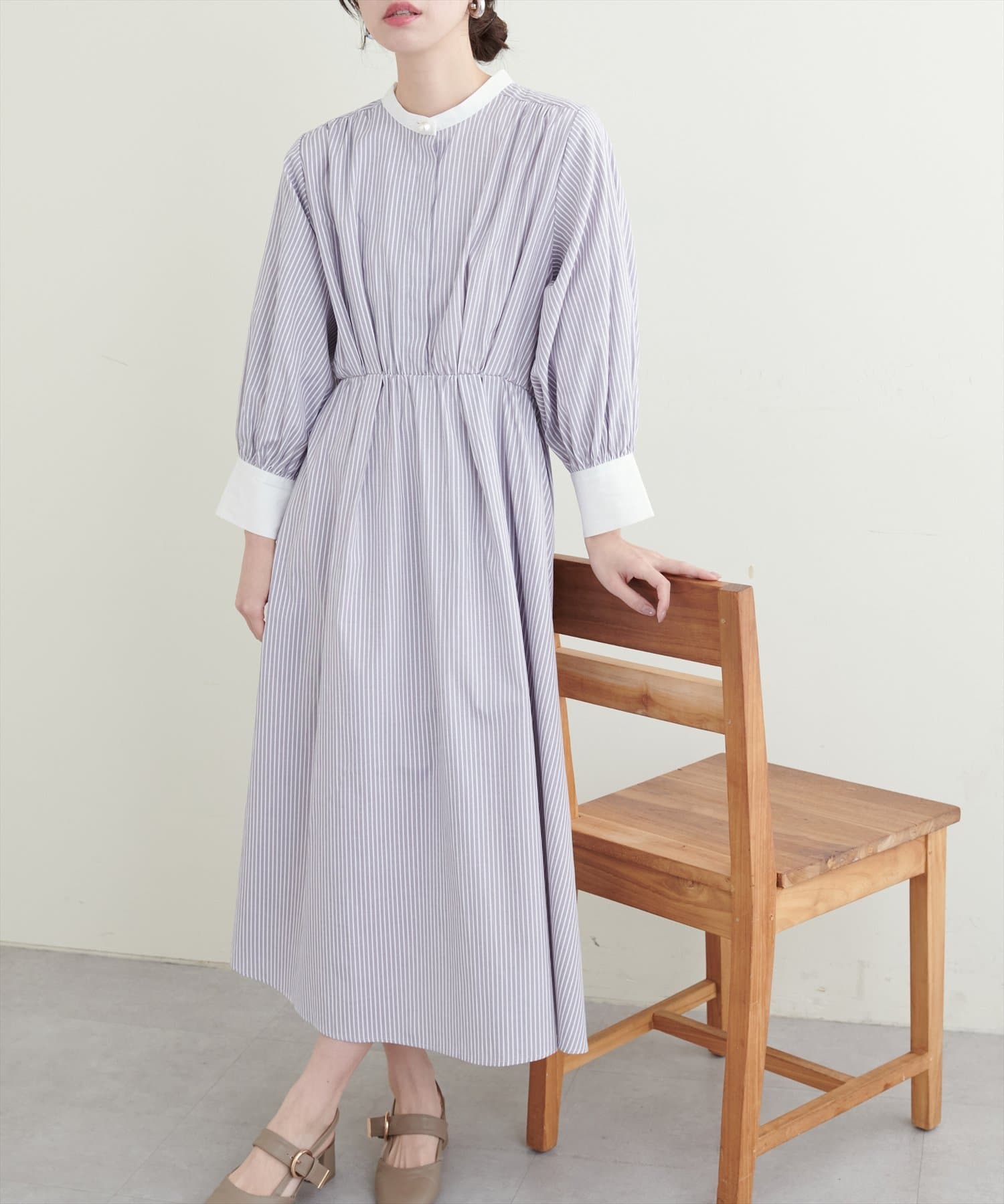 【2025SS natural couture】一枚で主役になれるパールボタンシャツワンピWEB限定カラー：オフホワイト■Design　首元と袖元のパールが上品なアクセントを添えているシャツワンピース