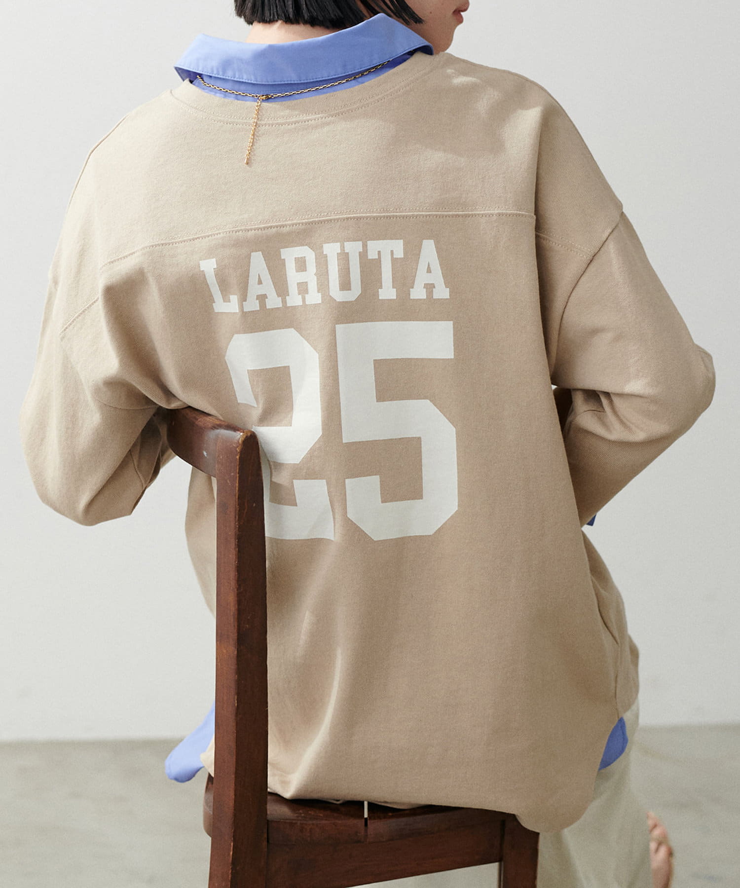 【2025SS LARUTA】LARUTA25:7分袖2WayロゴロンT■Design　前後2WAYでお召し頂け、気分によって表情を変えられるベーシックなロゴTシャツ。ゆったりとした身幅でボディライン