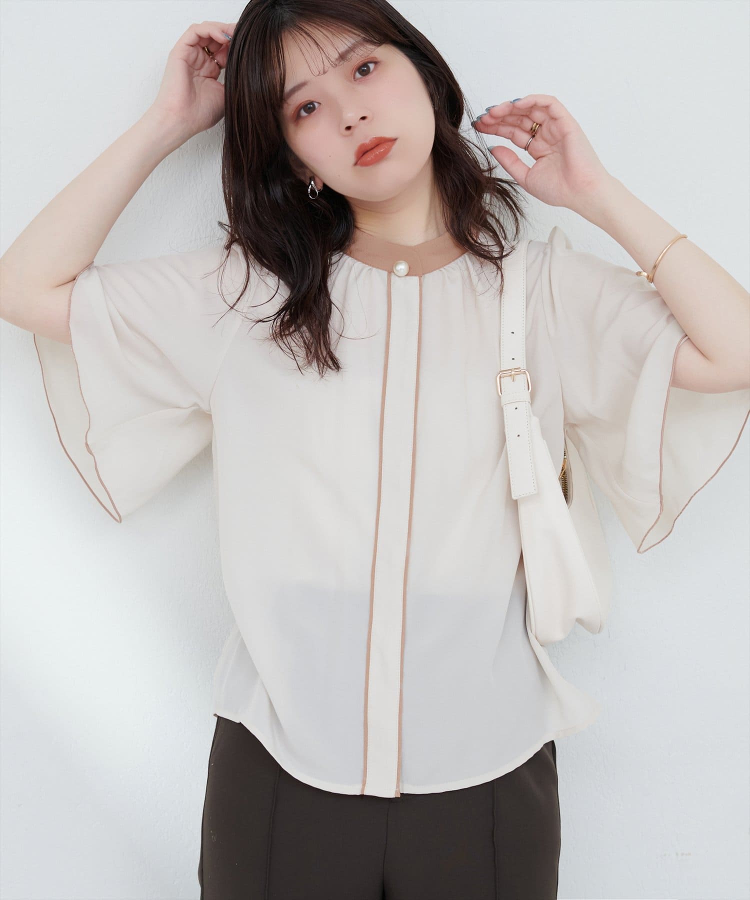 natural couture(ナチュラルクチュール) 【WEB限定】パール釦ポイントバイカラーフレア5分袖ブラウス