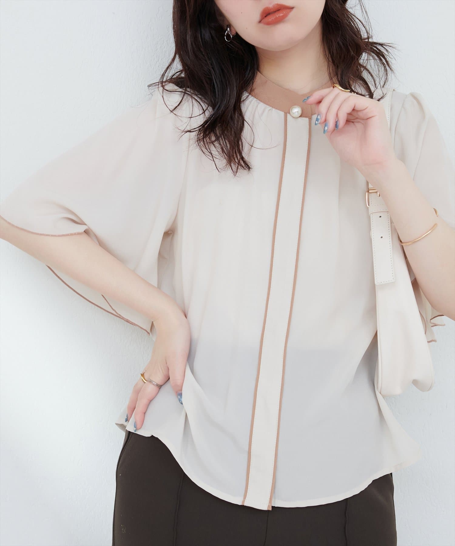 【新品・タグ付き】ドルチェパールフレアブラウスホワイト パール付きブラウス｜TOPS｜レディースファッション通販のM.deux