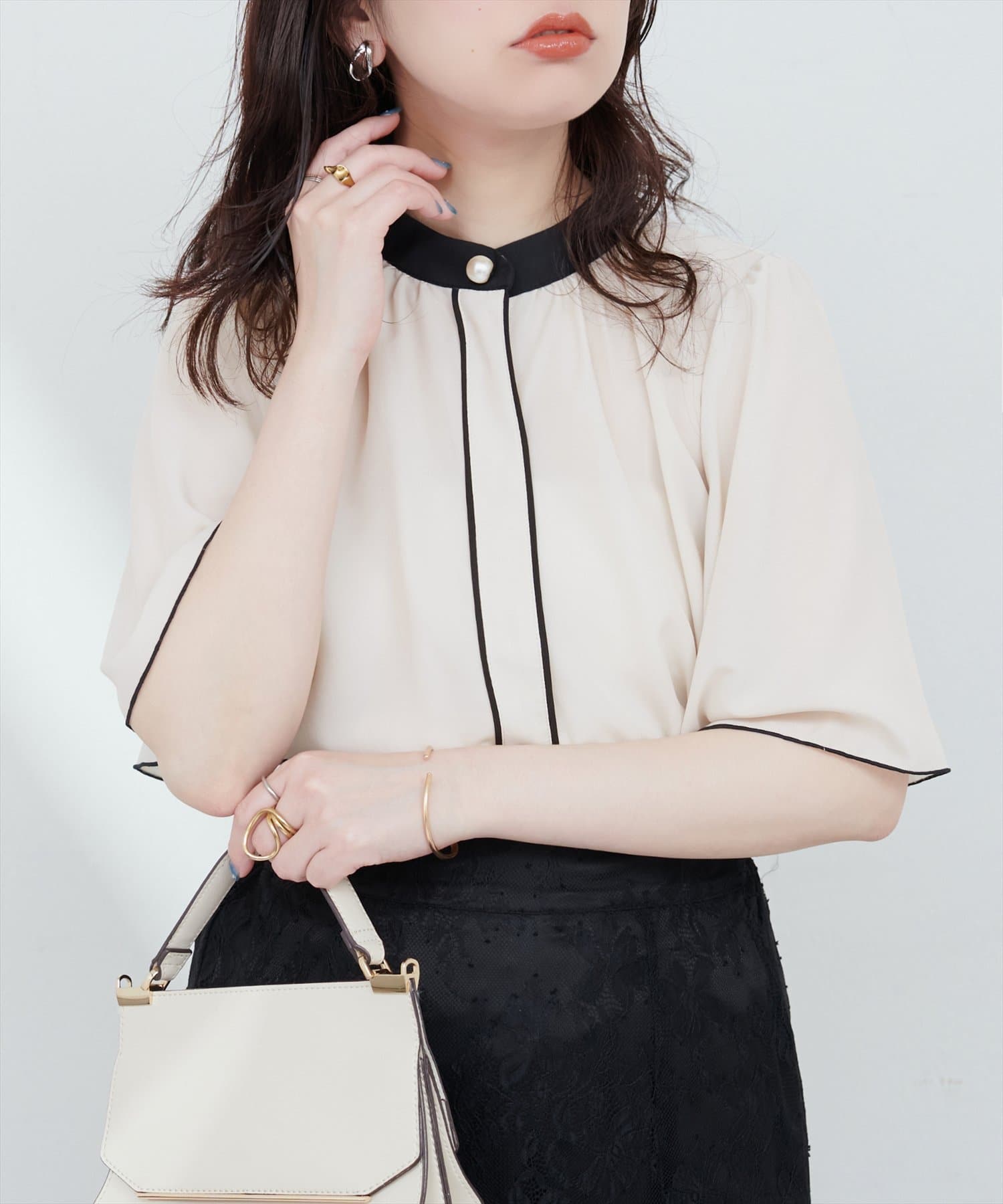 natural couture(ナチュラルクチュール) 【WEB限定】パール釦ポイントバイカラーフレア5分袖ブラウス