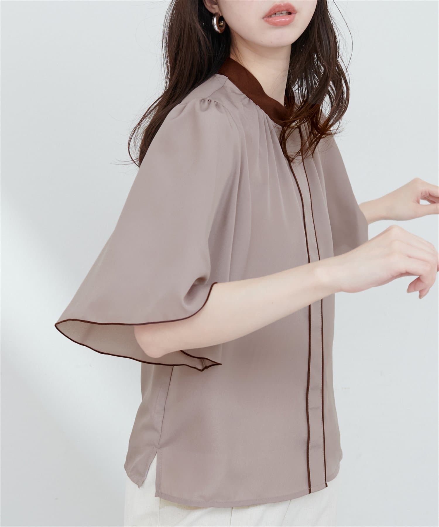 【2025SS natural couture】パール釦ポイントバイカラーフレア5分袖ブラウス■Design　シンプルなバイカラーデザインに、ネックのパールボタンをアクセントで添えたエレガントな大人の