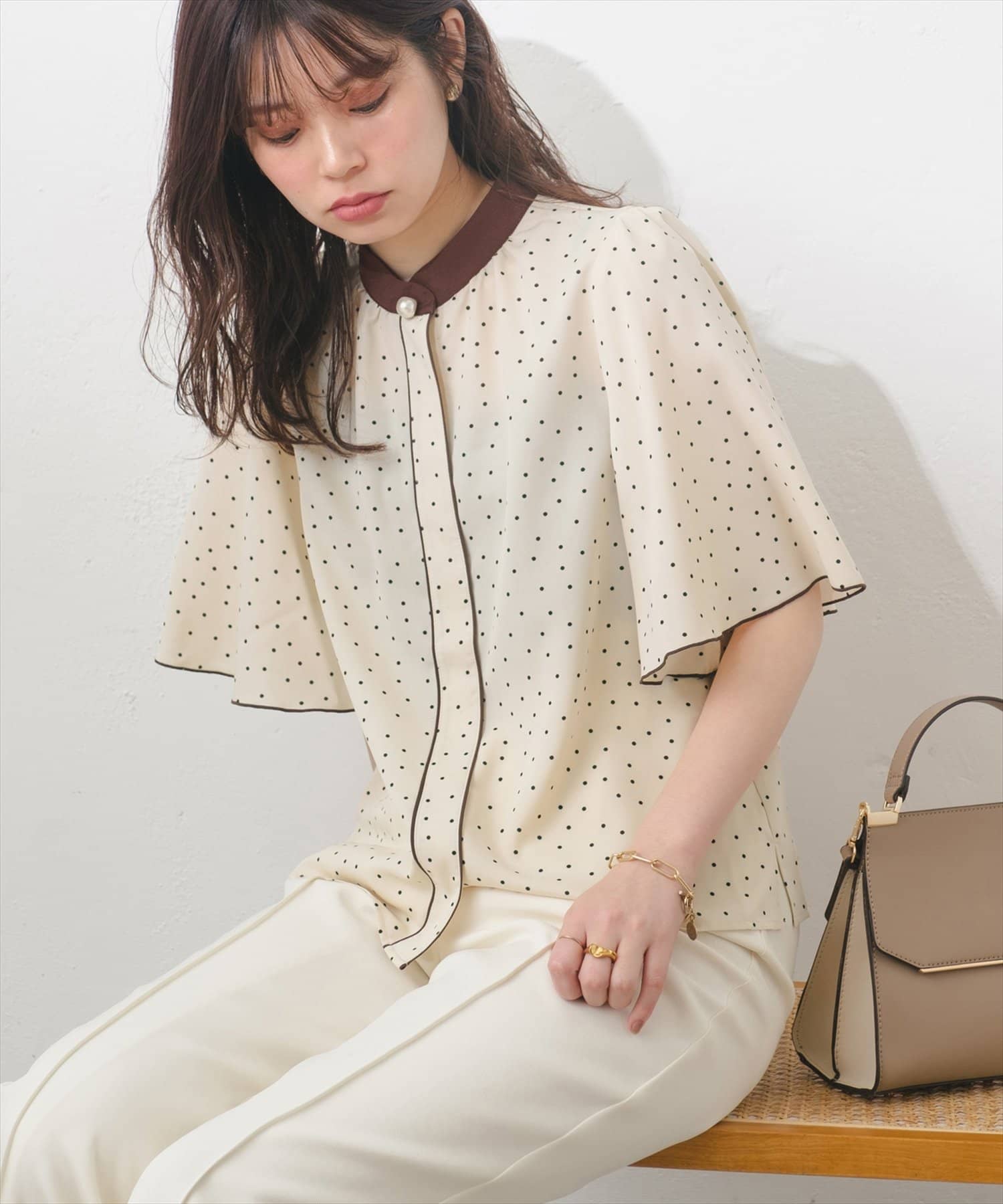 【2025SS natural couture】パール釦ポイントバイカラーフレア5分袖ブラウス■Design　シンプルなバイカラーデザインに、ネックのパールボタンをアクセントで添えたエレガントな大人の