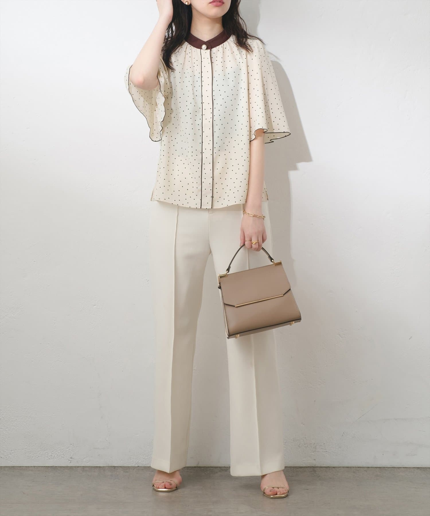natural couture(ナチュラルクチュール) 【WEB限定】パール釦ポイントバイカラーフレア5分袖ブラウス