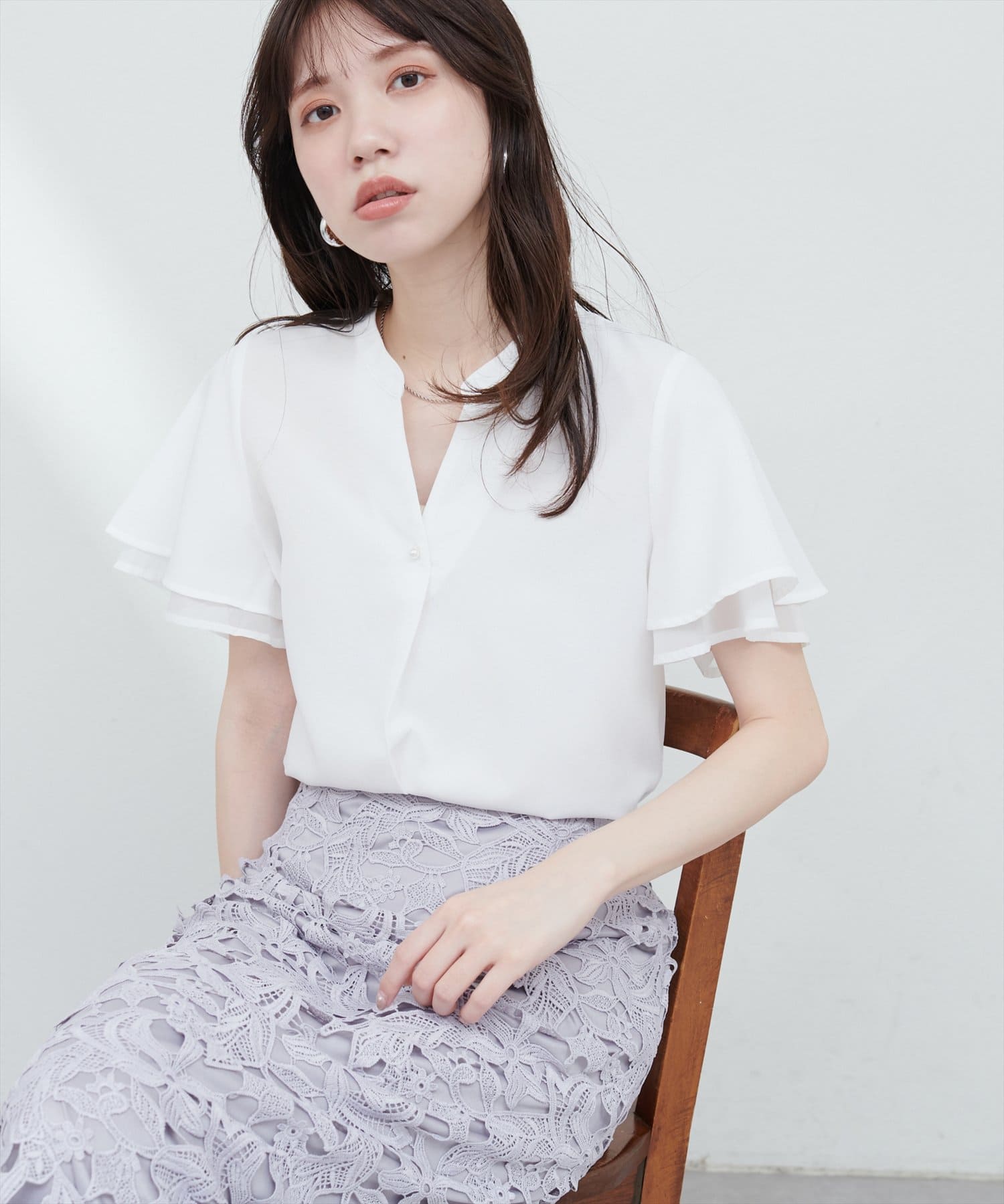 【2025SS natural couture】袖口シアーパール釦スキッパーブラウス■Design上品な二層の袖が魅力的で軽やかな着心地のブラウス。パッと目を惹く二層になった袖のデザインが繊細で女性ら