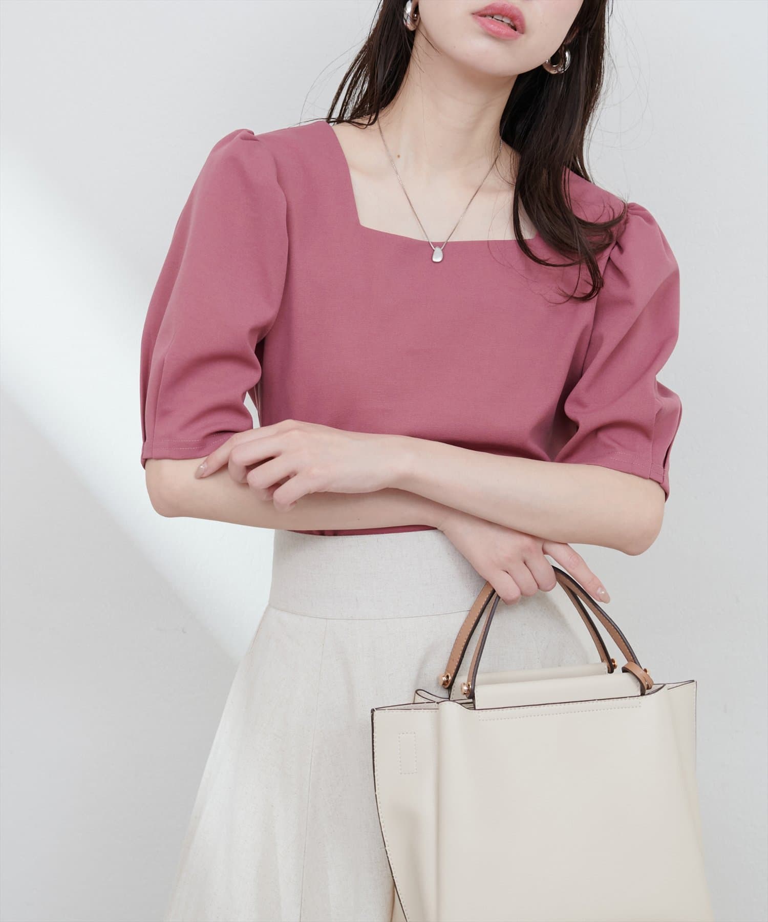 【2025SS natural couture】前後2WAYパフスリーブブラウス■Design顔周りをスッキリみせてくれるスクエアネックとVネックどちらをフロントにしてもお召頂ける前後2WAYブラウス
