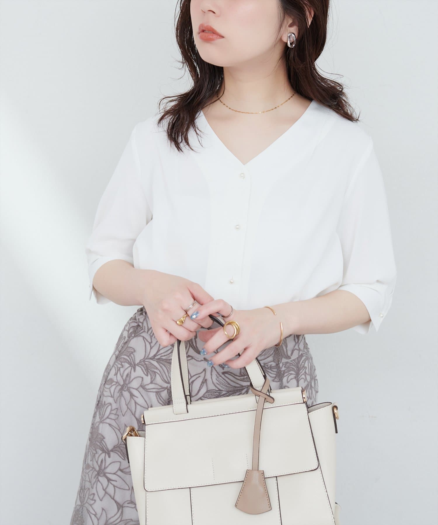 【2025SS natural couture】パール釦Vネック5分袖ブラウス■Designパール釦ブラウスに5分袖が登場。滑らかで落ち感のある着心地の良い生地に、フロントをパール釦使いに仕上げた、大