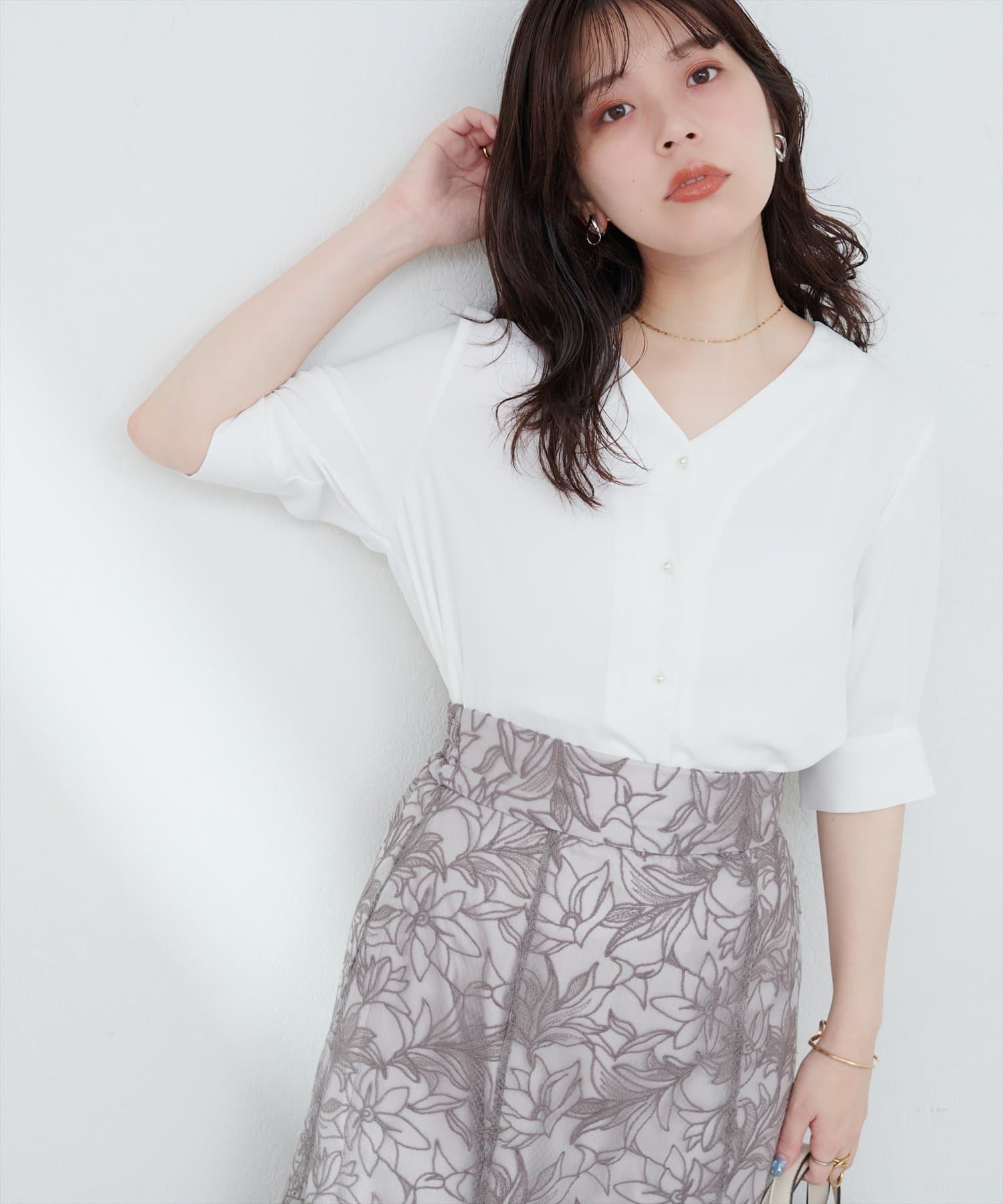 パール釦Vネックシャツ【洗える】 natural couture｜パール釦Vネック5分袖ブラウス | Rakuten