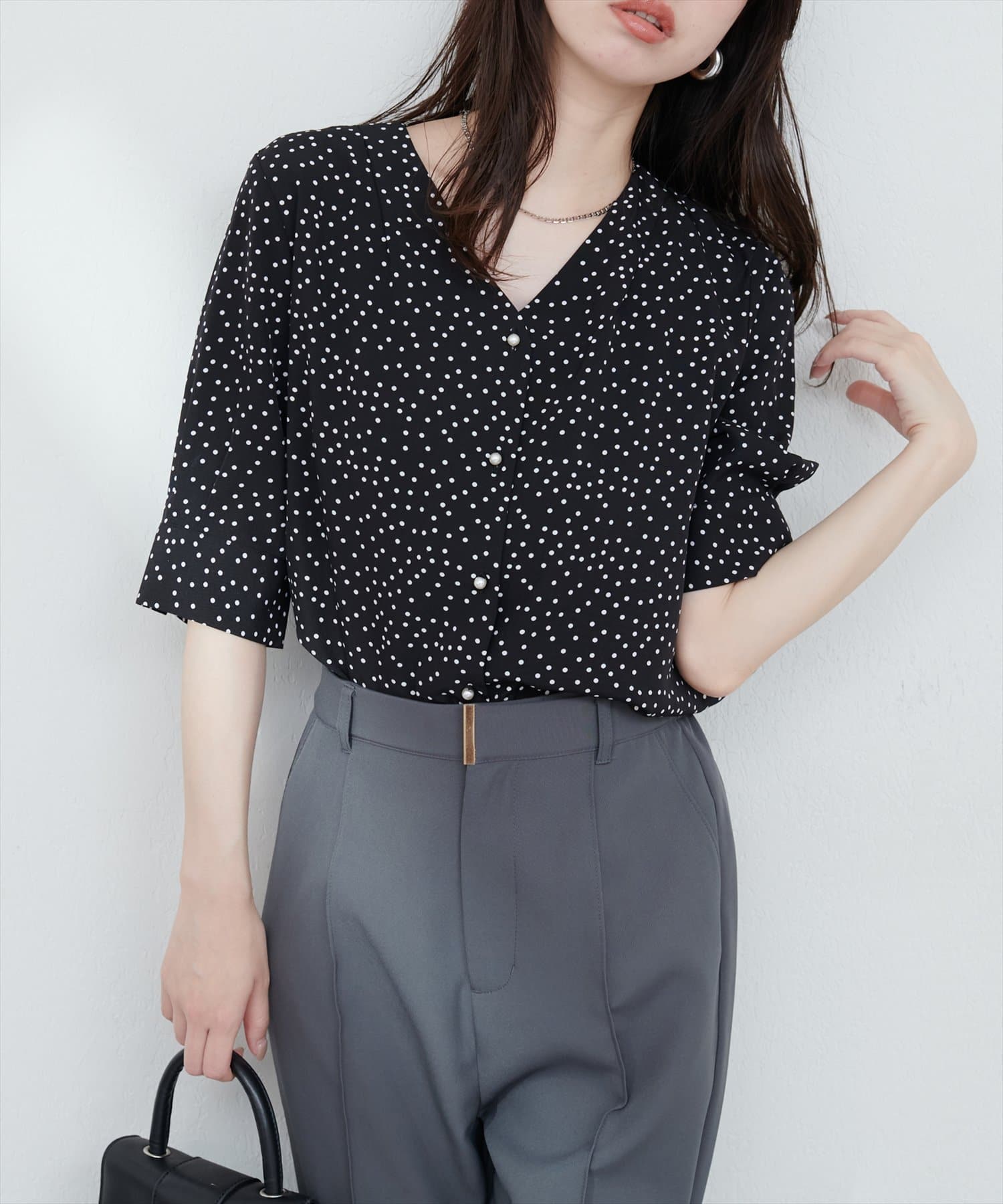 【2025SS natural couture】パール釦Vネック5分袖ブラウス■Designパール釦ブラウスに5分袖が登場。滑らかで落ち感のある着心地の良い生地に、フロントをパール釦使いに仕上げた、大