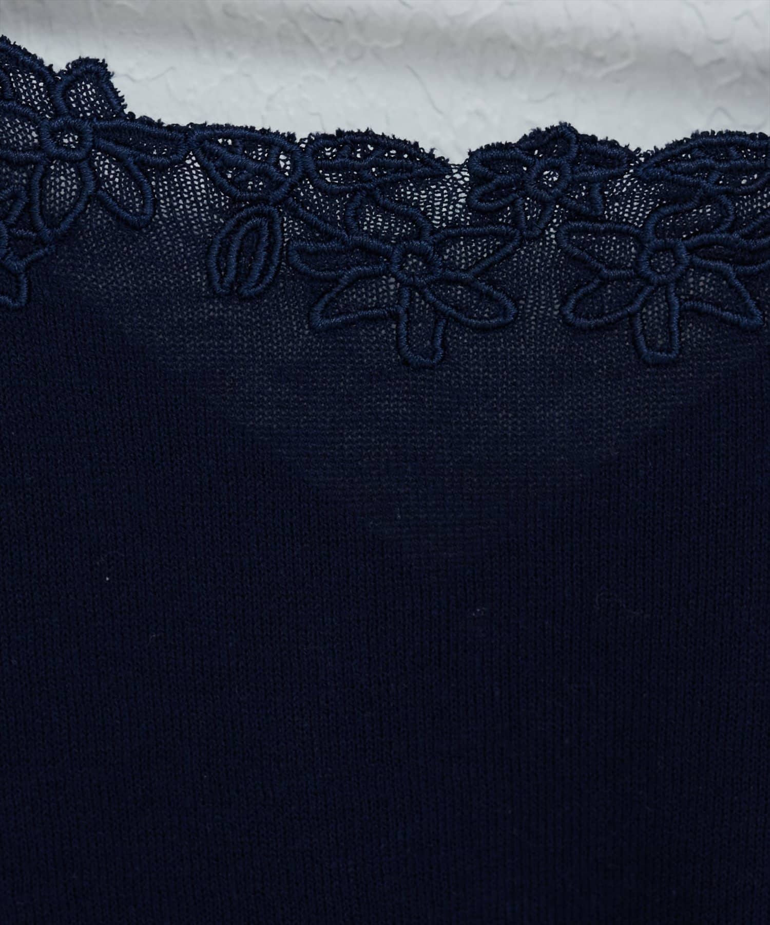 natural couture(ナチュラルクチュール) 花刺繍ネック+Vネック2WAYニット