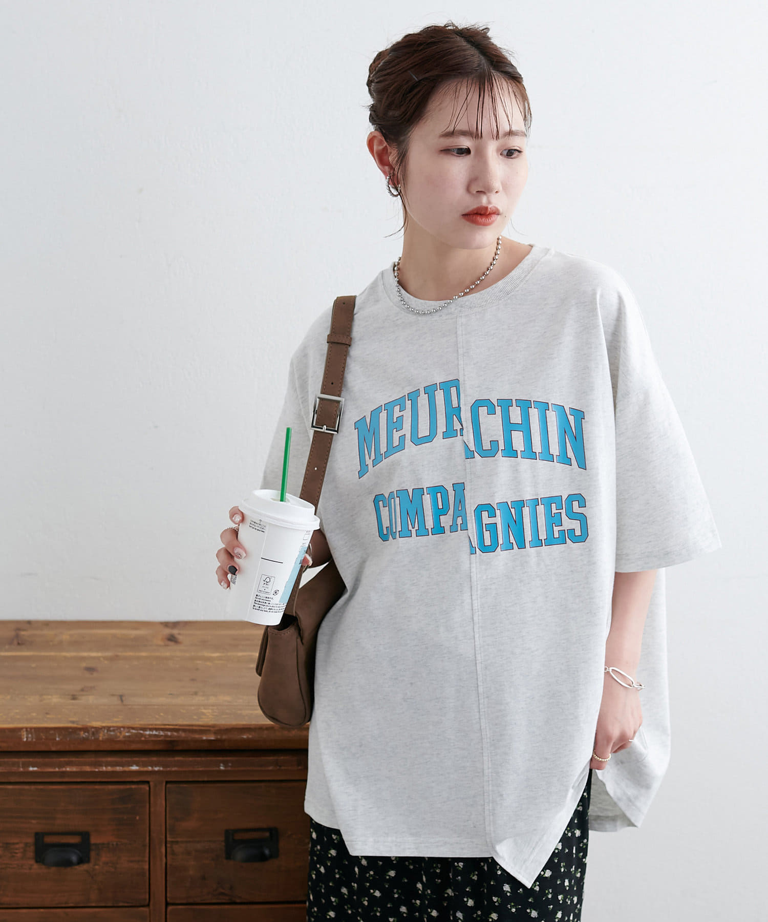 センターで切り替えたリメイク風のデザインが目を惹くTシャツ●デザインまるで2枚のTシャツを縫い合わせたようなリメイク風の切り替えデザイン。シンプルながらも一癖あるディテールが個性を演出してくれます。胸