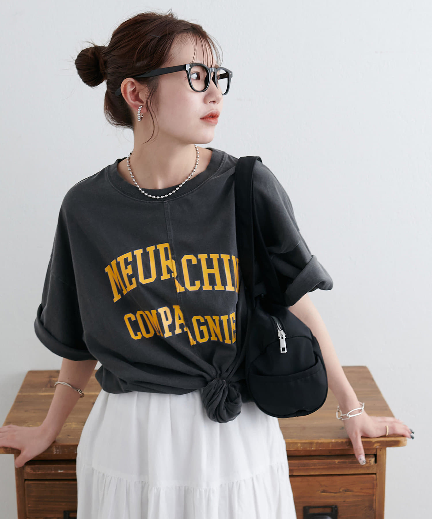 センターで切り替えたリメイク風のデザインが目を惹くTシャツ●デザインまるで2枚のTシャツを縫い合わせたようなリメイク風の切り替えデザイン。シンプルながらも一癖あるディテールが個性を演出してくれます。胸
