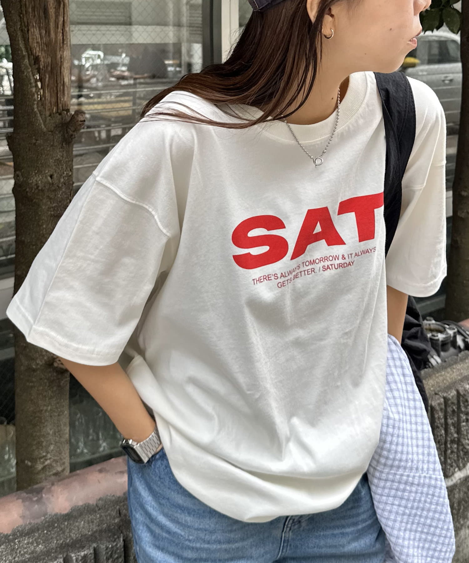 カジュアルで遊び心のあるTシャツ●デザイン曜日をテーマにしたユニークなグラフィックが主役のTシャツ。胸元に大きくプリントされた「SAT」「WED」「THU」の3文字ロゴは、シンプルながらも視線を引きつ