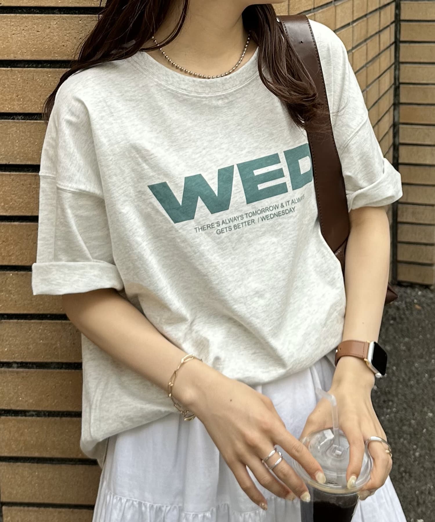 カジュアルで遊び心のあるTシャツ●デザイン曜日をテーマにしたユニークなグラフィックが主役のTシャツ。胸元に大きくプリントされた「SAT」「WED」「THU」の3文字ロゴは、シンプルながらも視線を引きつ