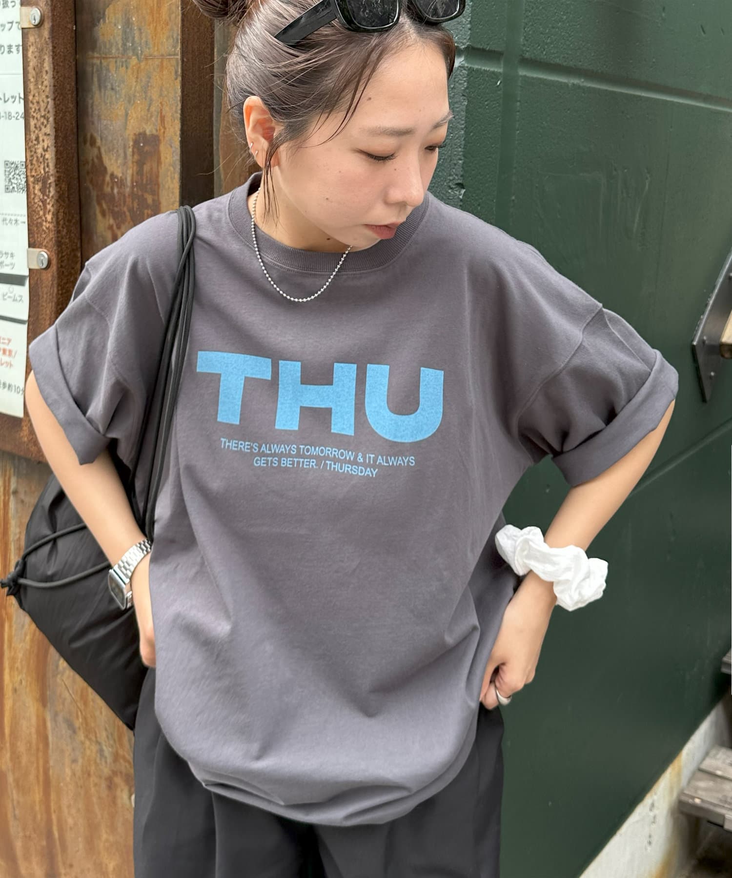 カジュアルで遊び心のあるTシャツ●デザイン曜日をテーマにしたユニークなグラフィックが主役のTシャツ。胸元に大きくプリントされた「SAT」「WED」「THU」の3文字ロゴは、シンプルながらも視線を引きつ