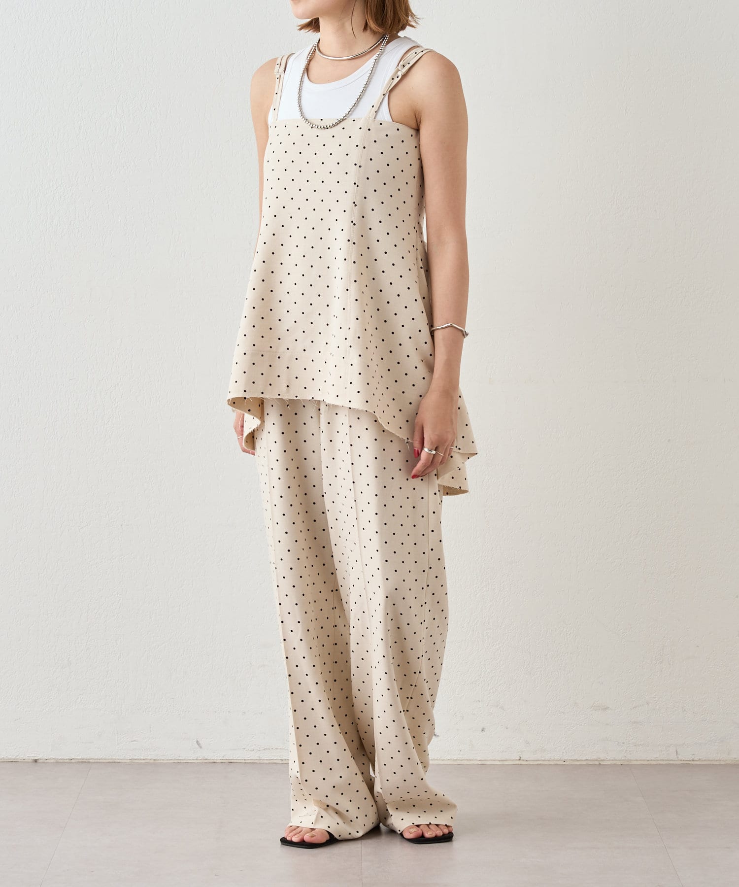 【2025 Spring ＆ Summer Pre Order】ドット柄が目を惹くリラックス感たっぷりのサロペット１枚でさらっと着れる夏にピッタリのサロペット。華奢な肩紐が大人っぽさを引き出します。背