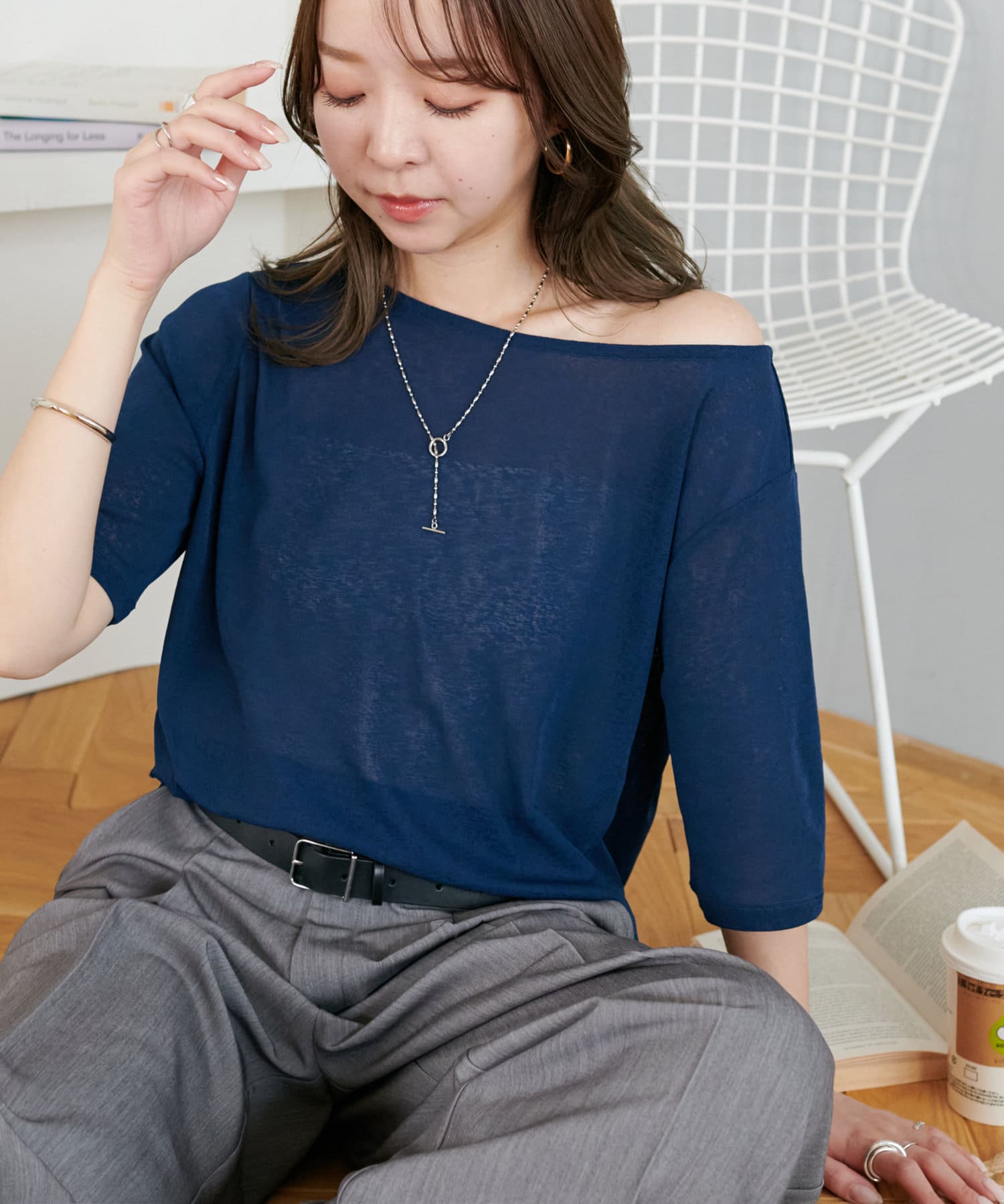 ナチュラルな透け感と肌見せで女性らしさを演出●デザインシンプルな中に女性らしい抜け感をプラスした、ワンショルダーのデザインが魅力の5分袖トップス。肩のラインをさりげなく見せる絶妙なカッティングで、ヘル