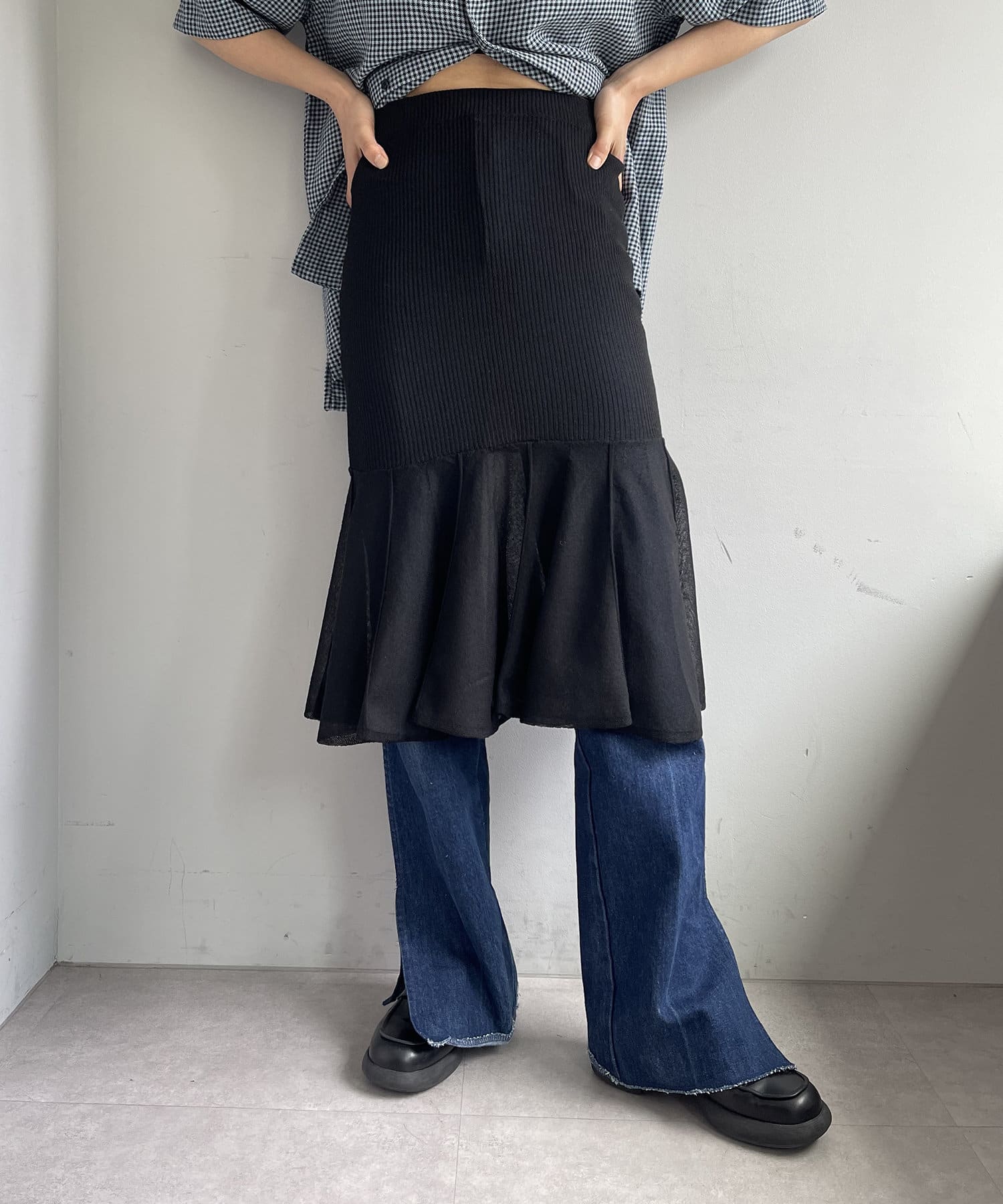 透け感と鮮やかなカラーが目を引く、新しいレイヤードスカートが登場しました。ロングリブにフレアーの裾が切り替えになったシルエットが新鮮なデザインのニットスカート。ウエストの42cm丈のリブ部分は伸縮性が