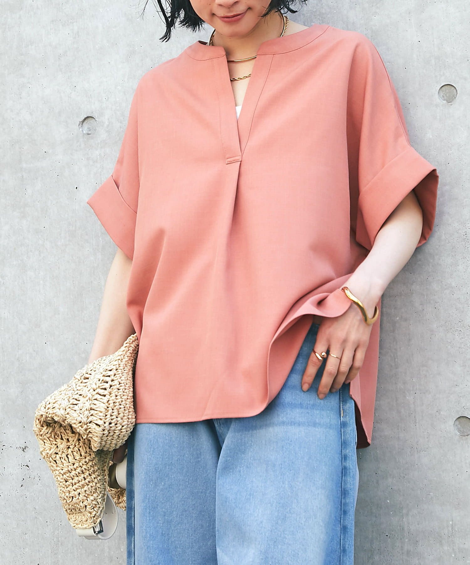 大人の綺麗めコーデに欠かせないスキッパーブラウス商品ポイント・デコルテ周りをすっきりと見せてくれるスキッパーデザイン。・程よくゆったりとした袖シルエットで二の腕をカバー◎・ベーシックなデザインでボトム