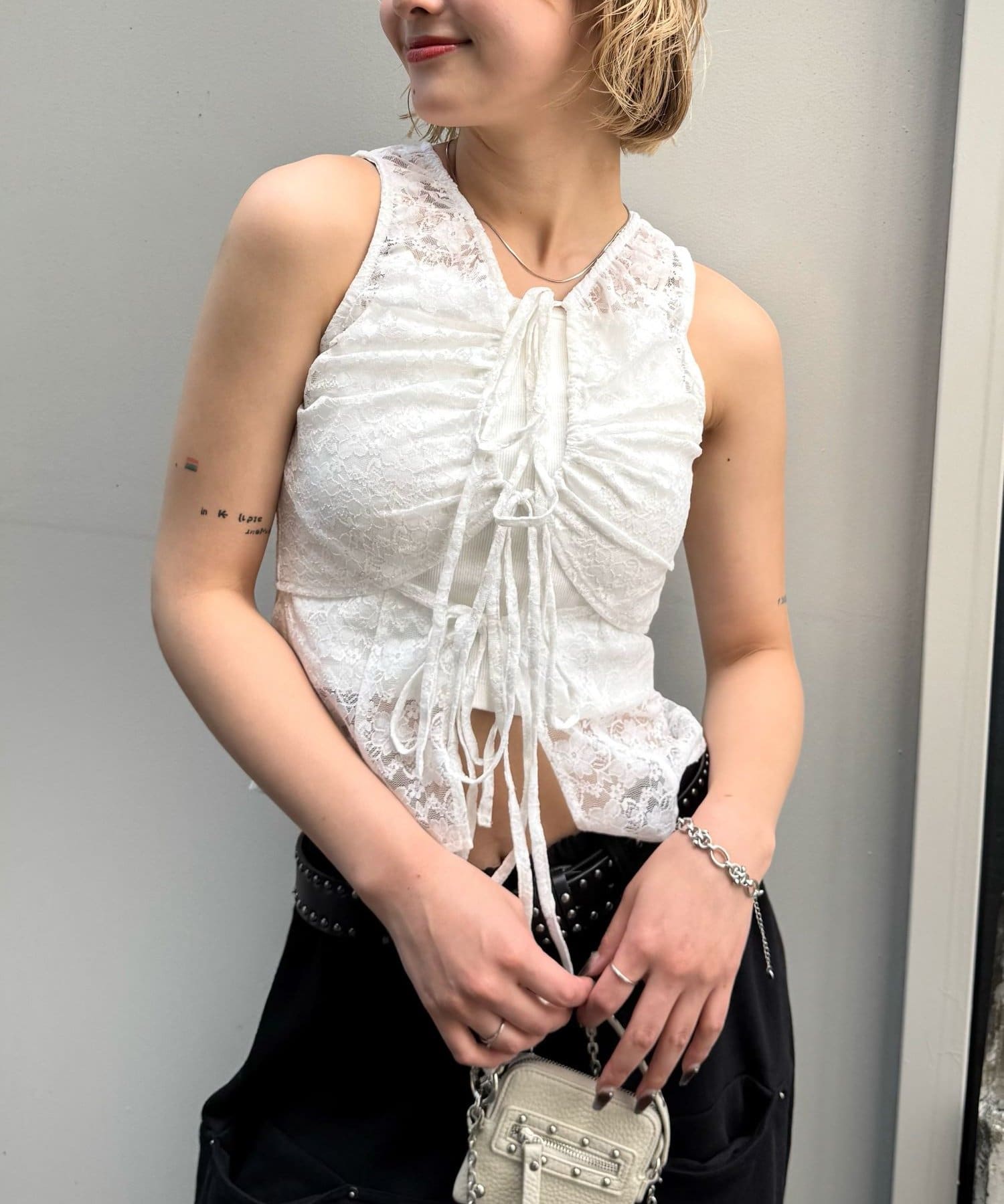 人気のギャザーコイルシャツが夏仕様になって登場。■デザイン・デザイン性の効いたジレなので、1枚で様になるアイテムです。・首元にデザインがあるので、ネックレス無しでも可愛くオシャレな印象に。・前後ろを逆
