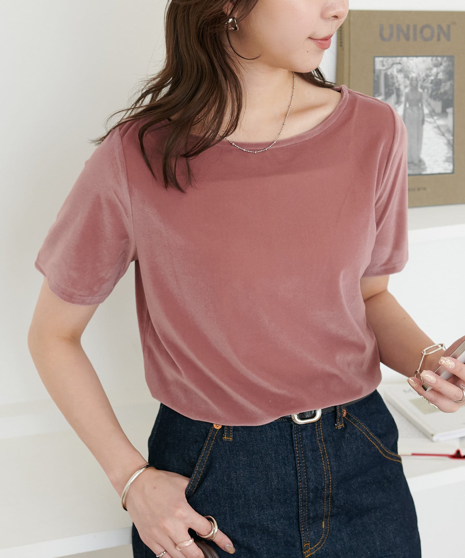 シンプルなのにオシャレ見え！●デザイン高見えが叶うベロアトップスが登場！光沢感のあるベロア素材は上品な印象を高めてくれます◎伸縮性があり、柔らかい素材で着心地が良いのもポイントです。大きすぎない程よい
