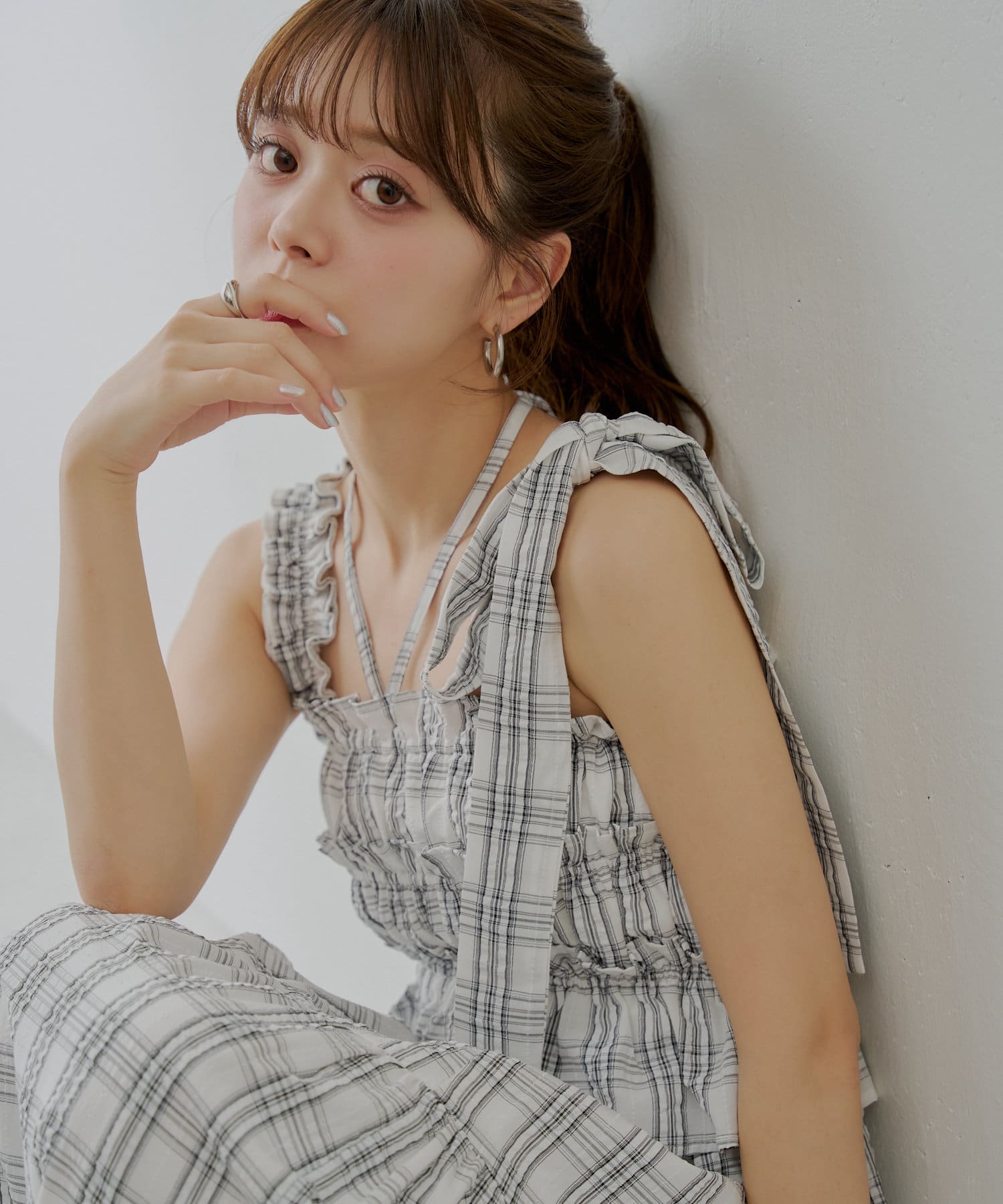 チェック柄とアシメ紐デザインが目を惹くロングワンピース※新色・ベージュ / ブラウン▶商品ポイント・夏の日差しにも映えるチェック柄とアシメの紐デザインが目を惹くワンピース！・トップス部分はシャーリング