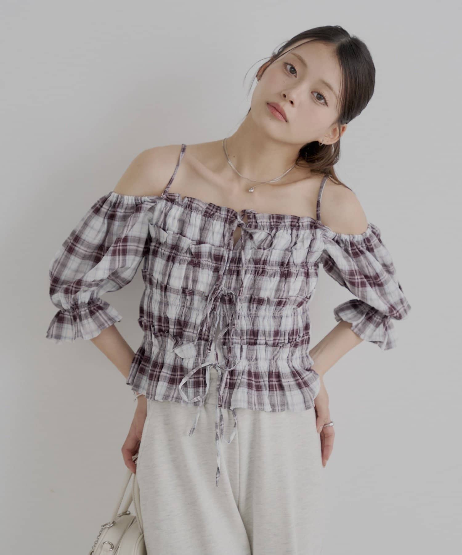 オフショルダーとしても着れる2way仕様のチェックブラウス登場！▶商品ポイント・袖を落としてオフショルダーとしても着れる2way仕様のブラウス。・オフショルダーでヘルシーな肌見せができるので、抜け感を
